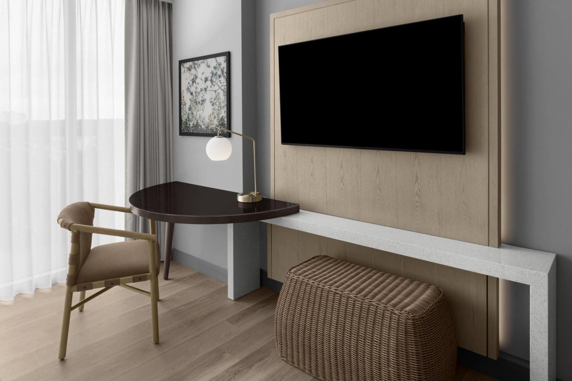 Deluxe King Room with Roll-In Shower and Water View - Mobility Accessible