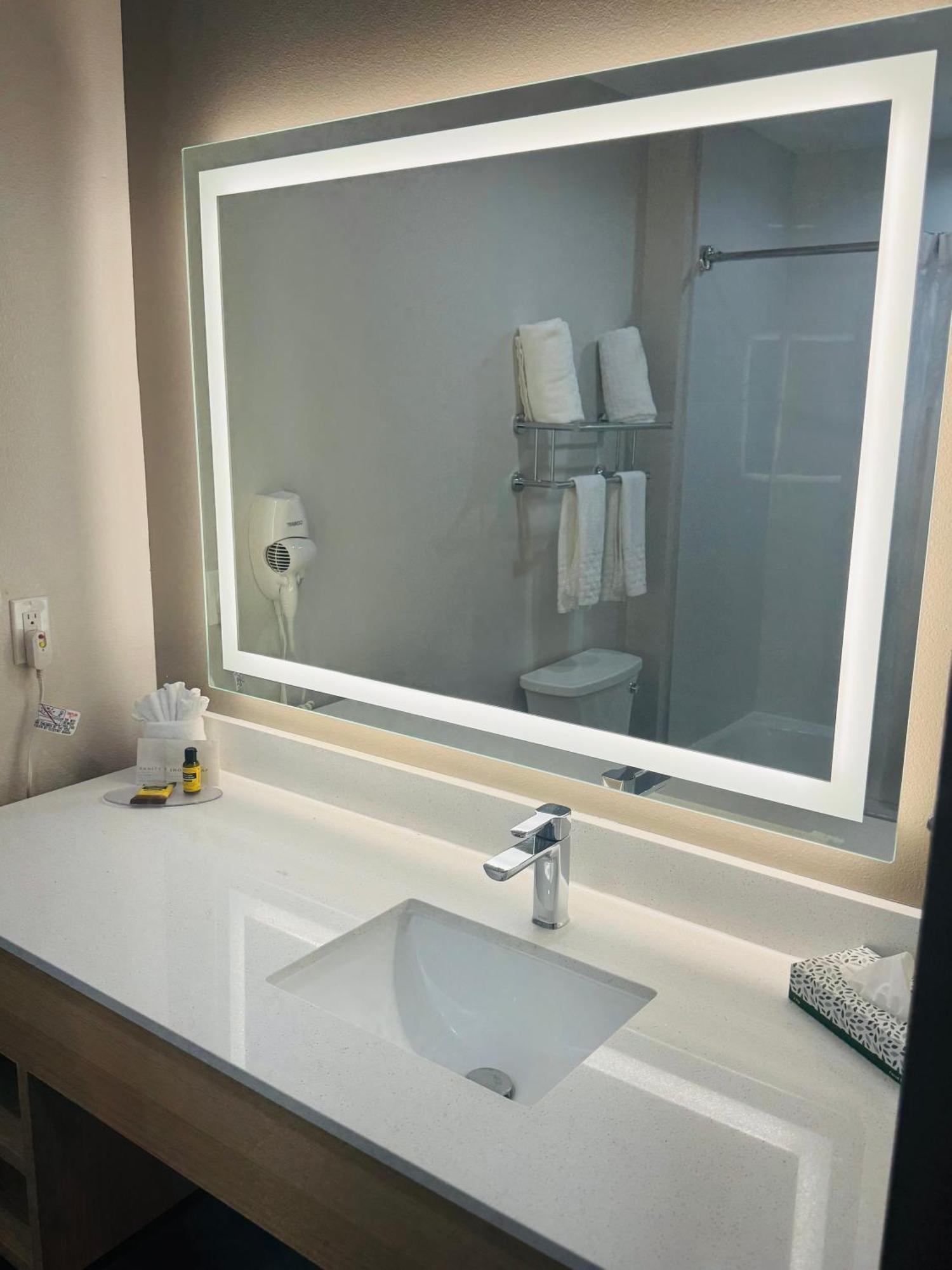 King Room with Kitchenette - Non-Smoking