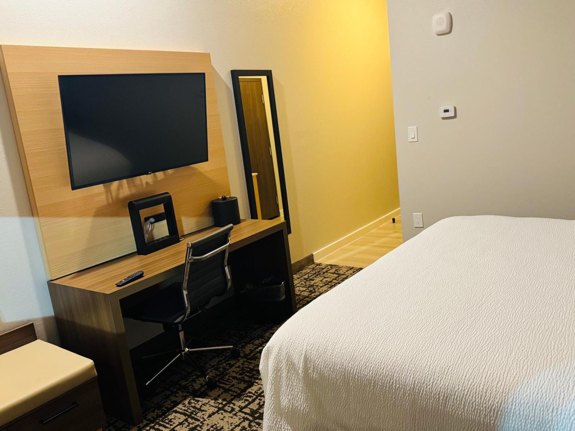 King Room with Sofa - Non-Smoking