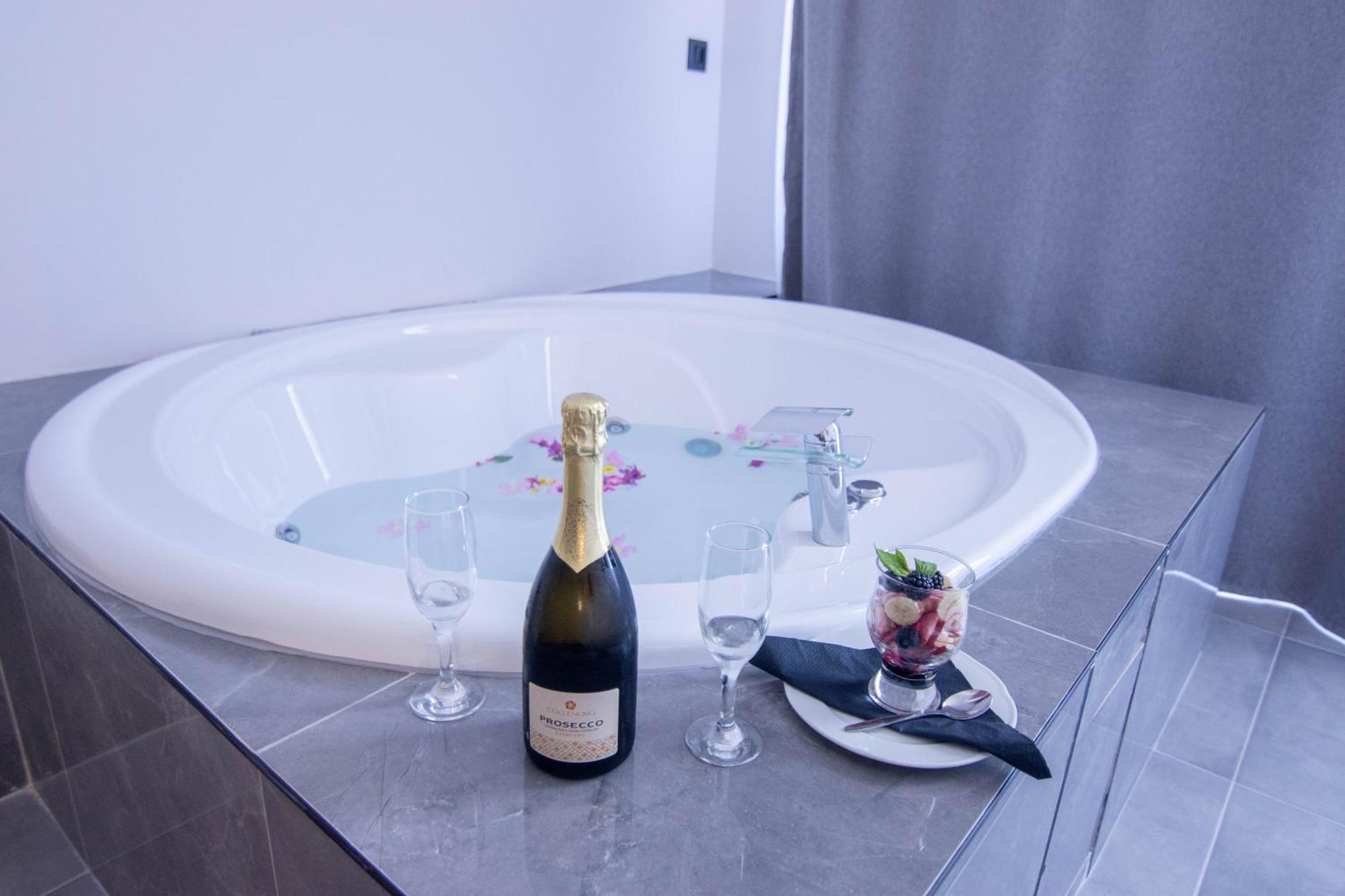 Suite Spa Bath,1736867407:JPEG