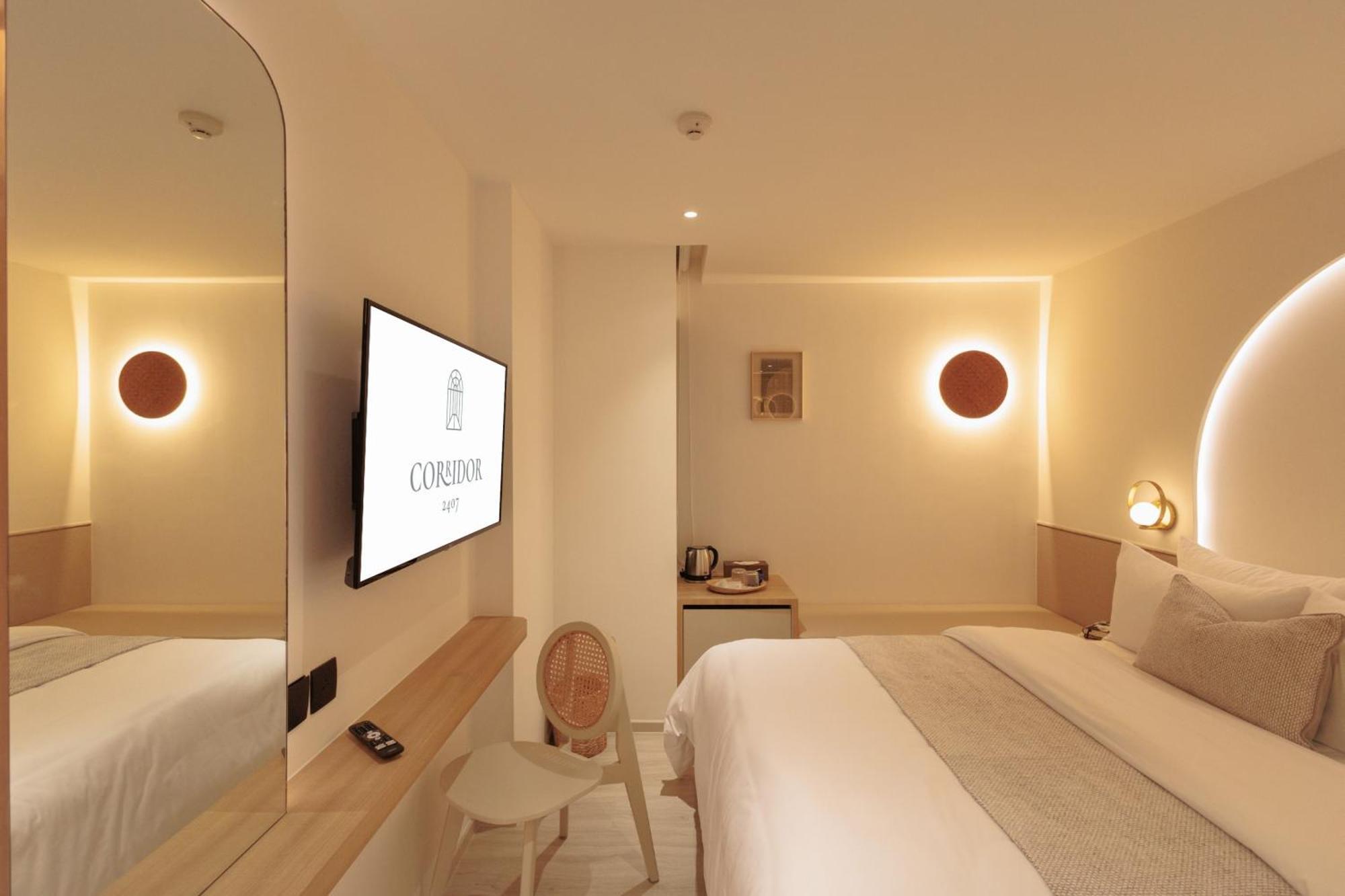 Deluxe Room Queen bed,1736899951:JPEG