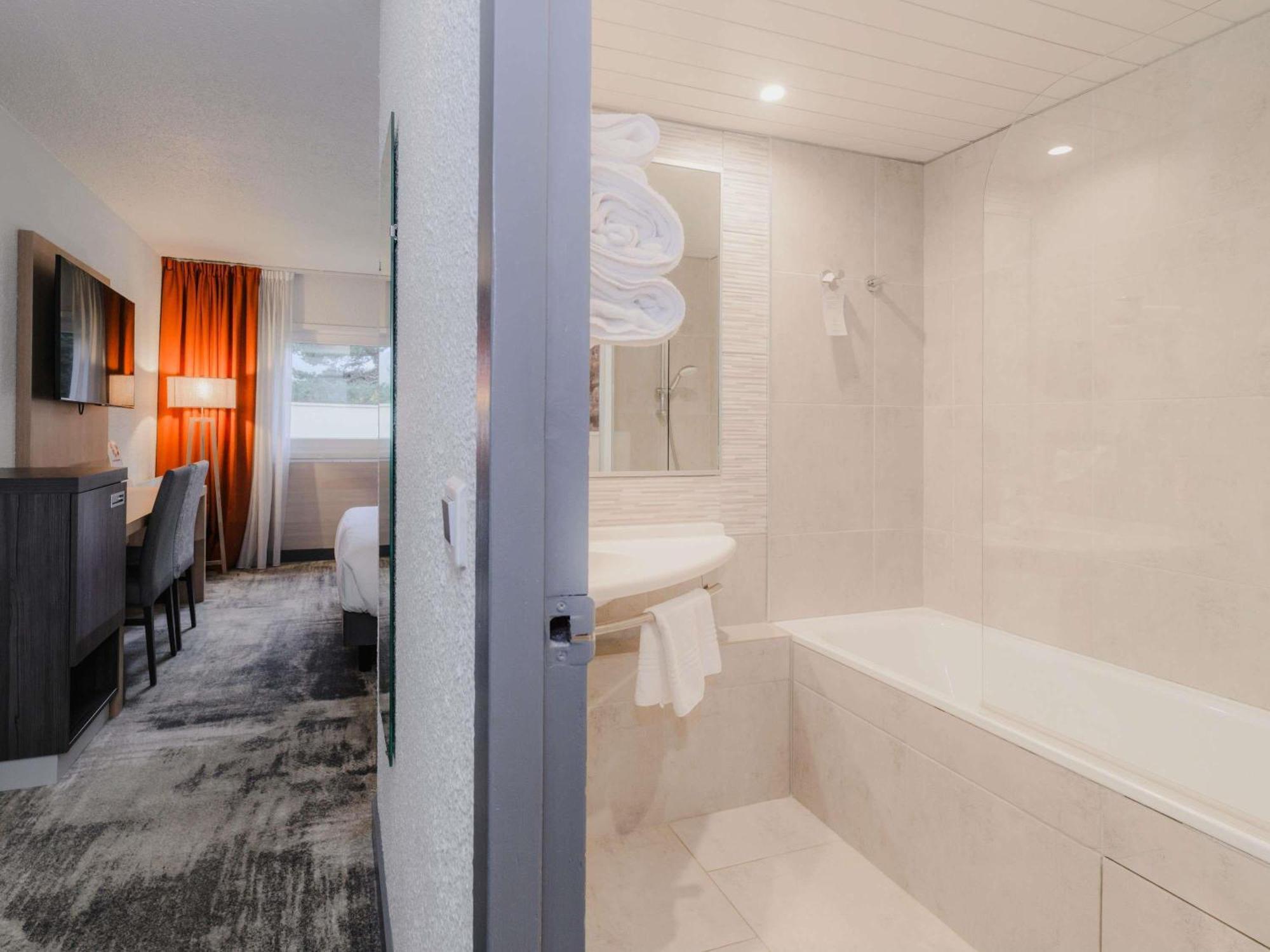 Classic Room with One Double Bed and Twin Beds
