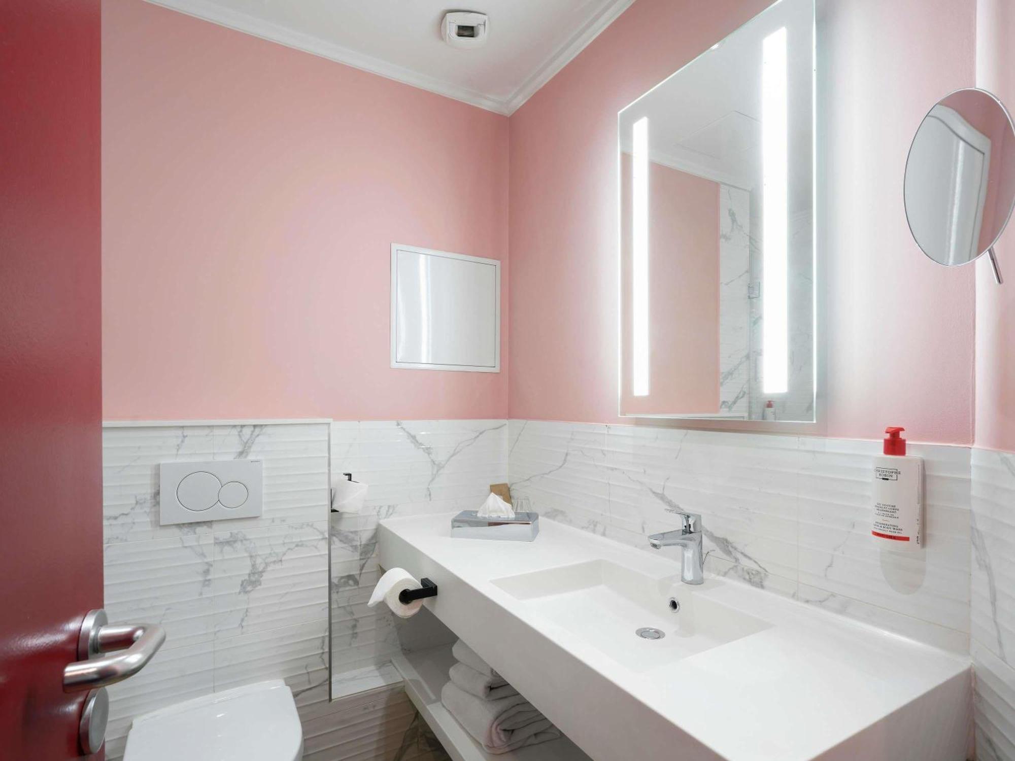 2 Adjacent Rooms
