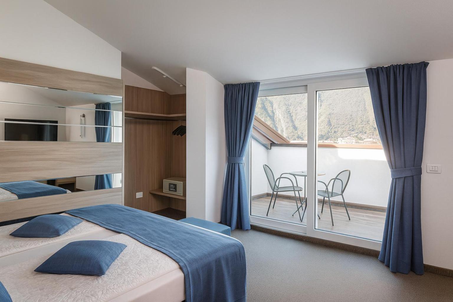 Superior King Room with Balcony and Lake View