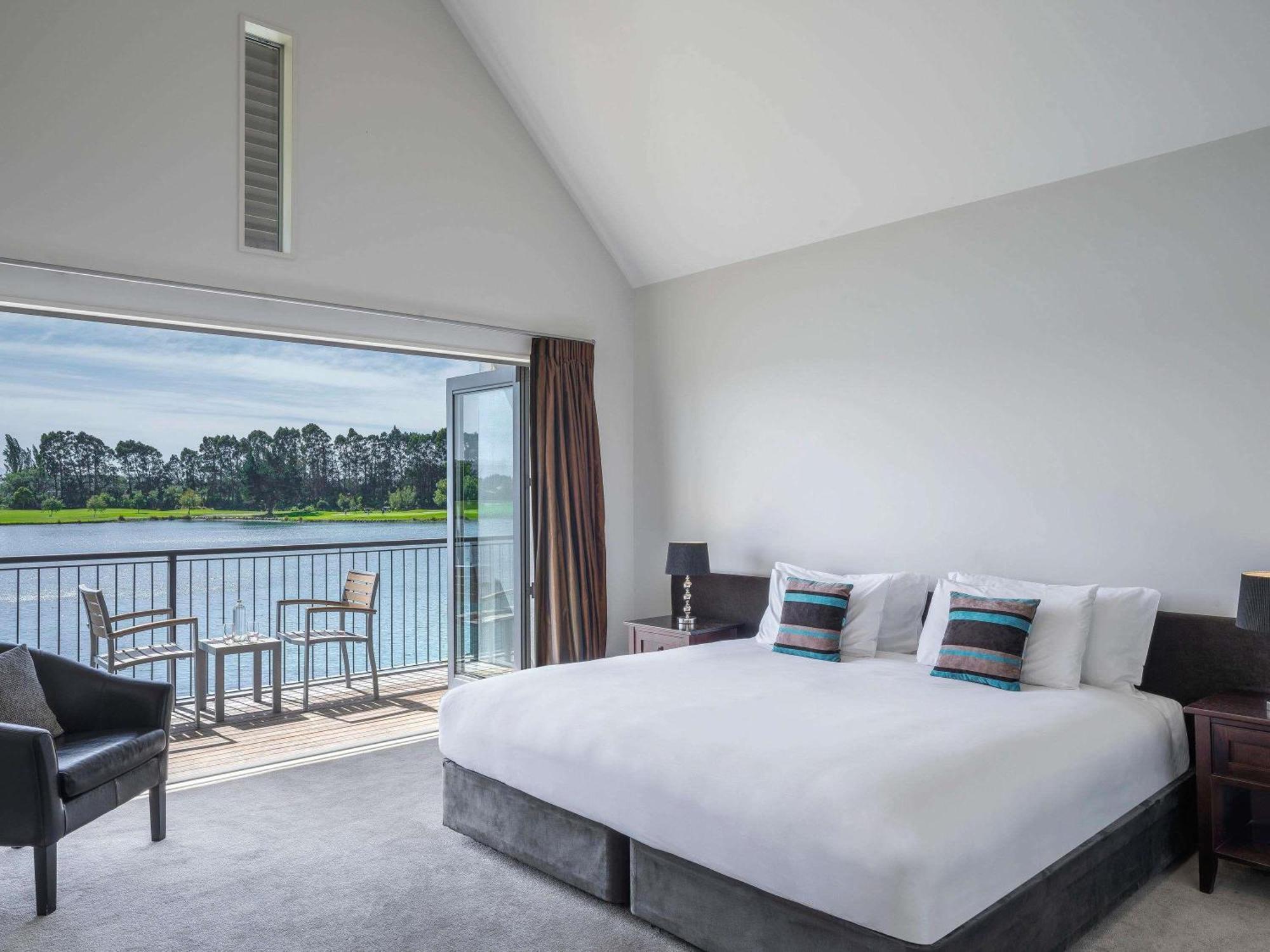Lake view room