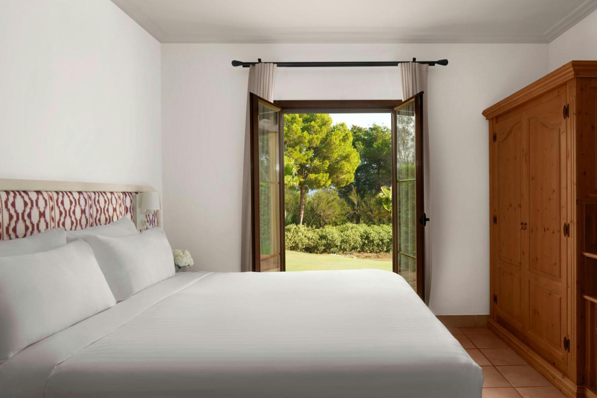 Three-Bedroom Townhouse with Resort View