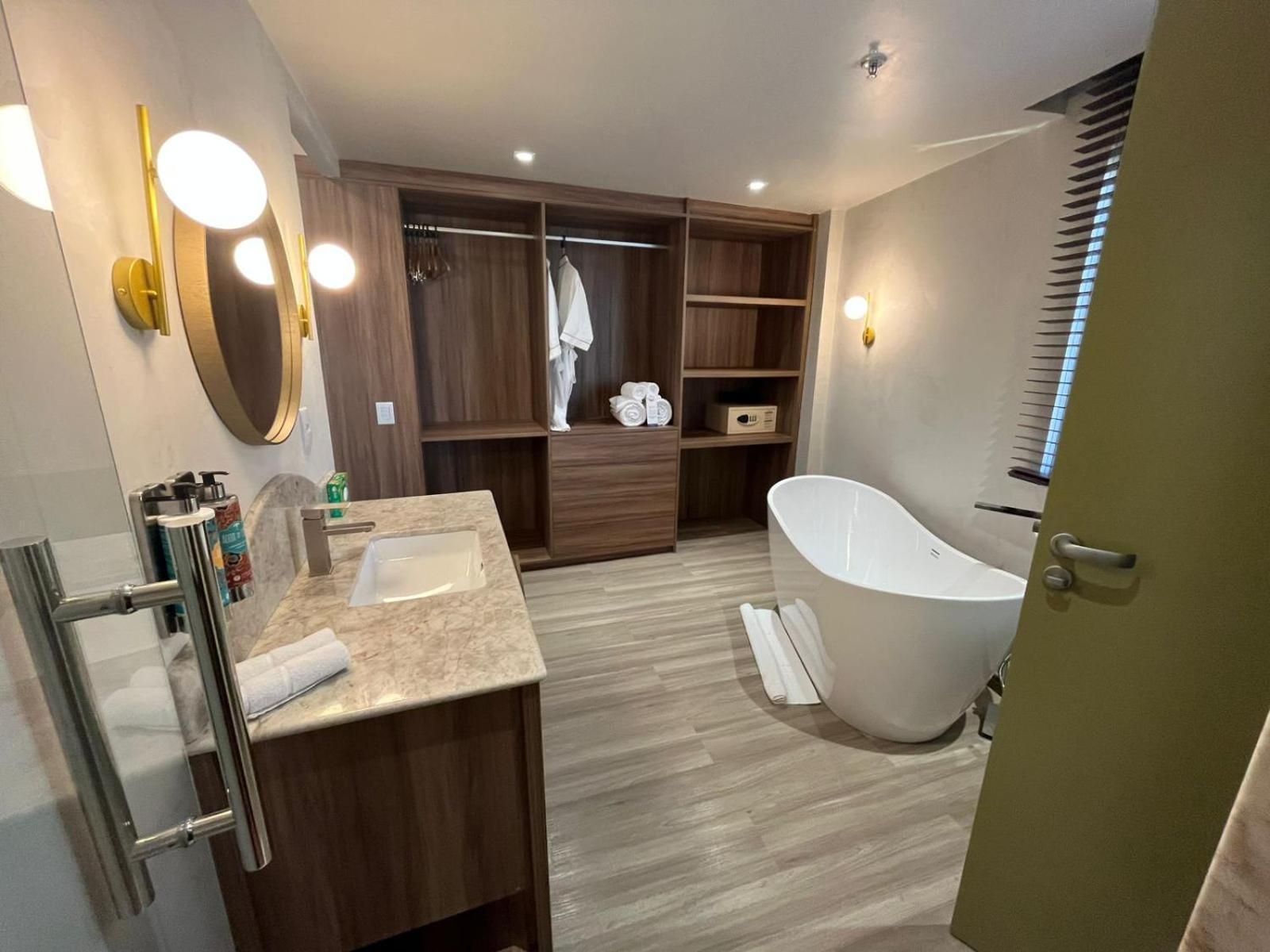 Junior King Suite - Non-Smoking