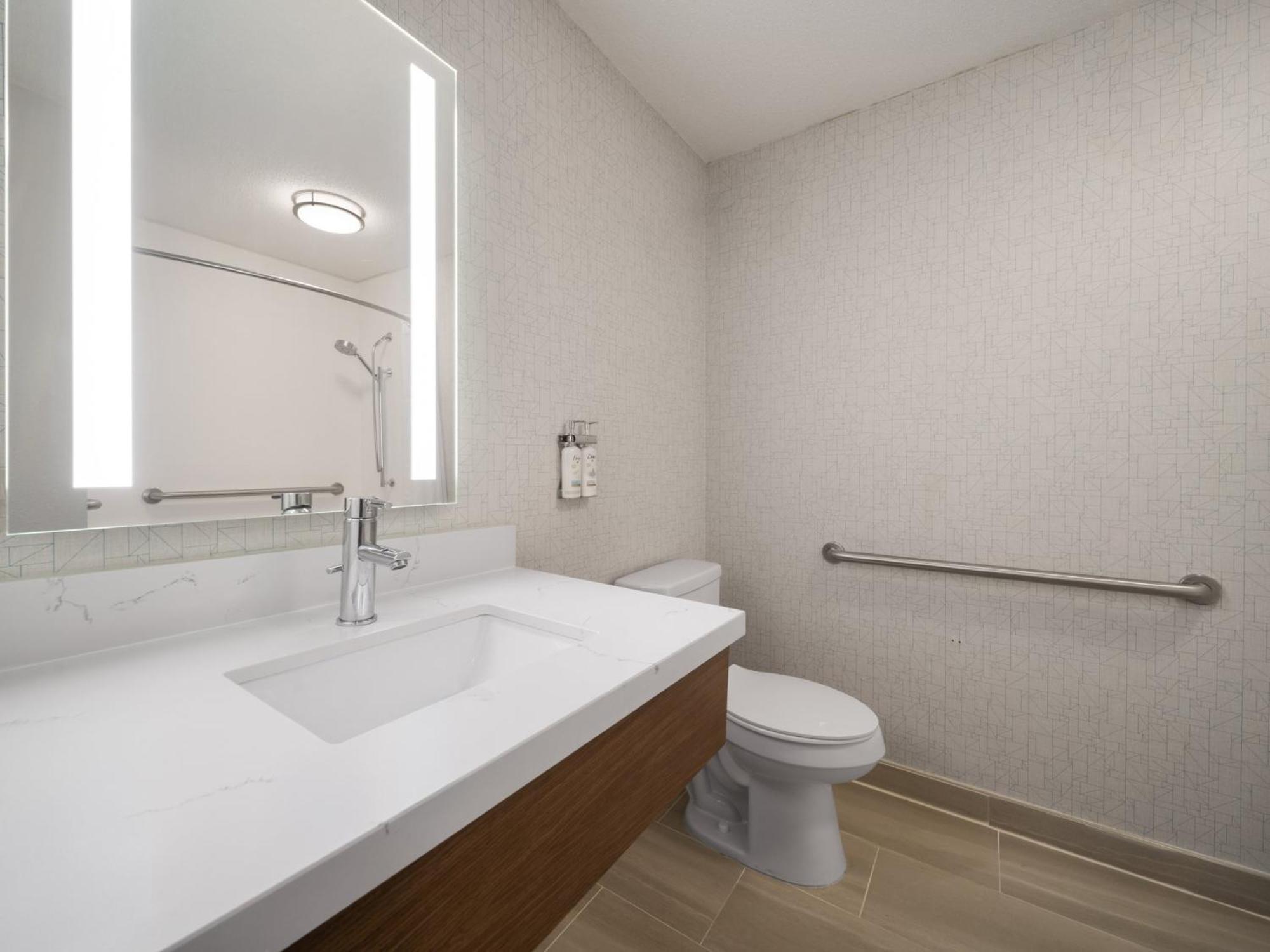 Queen Room with Two Queen Beds - Mobility Access Tub/Non-Smoking