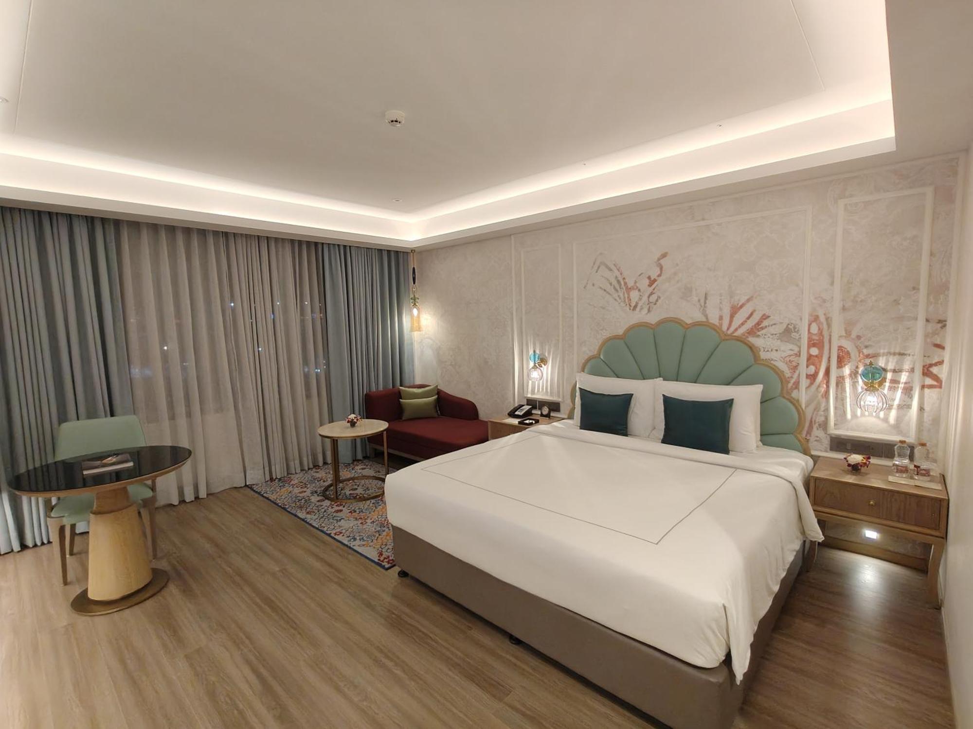 Deluxe Room King Bed,1739422467:JPEG