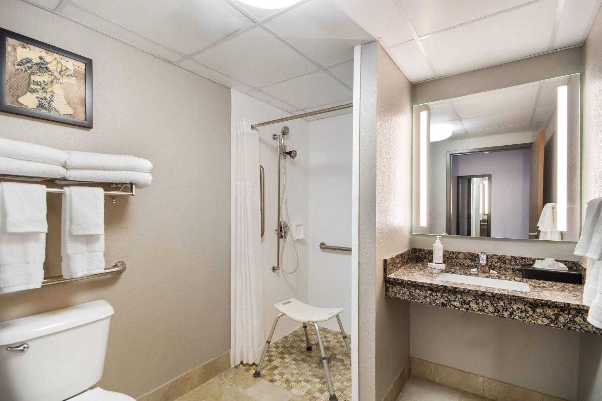 Queen Room - Mobility Access/Non-Smoking