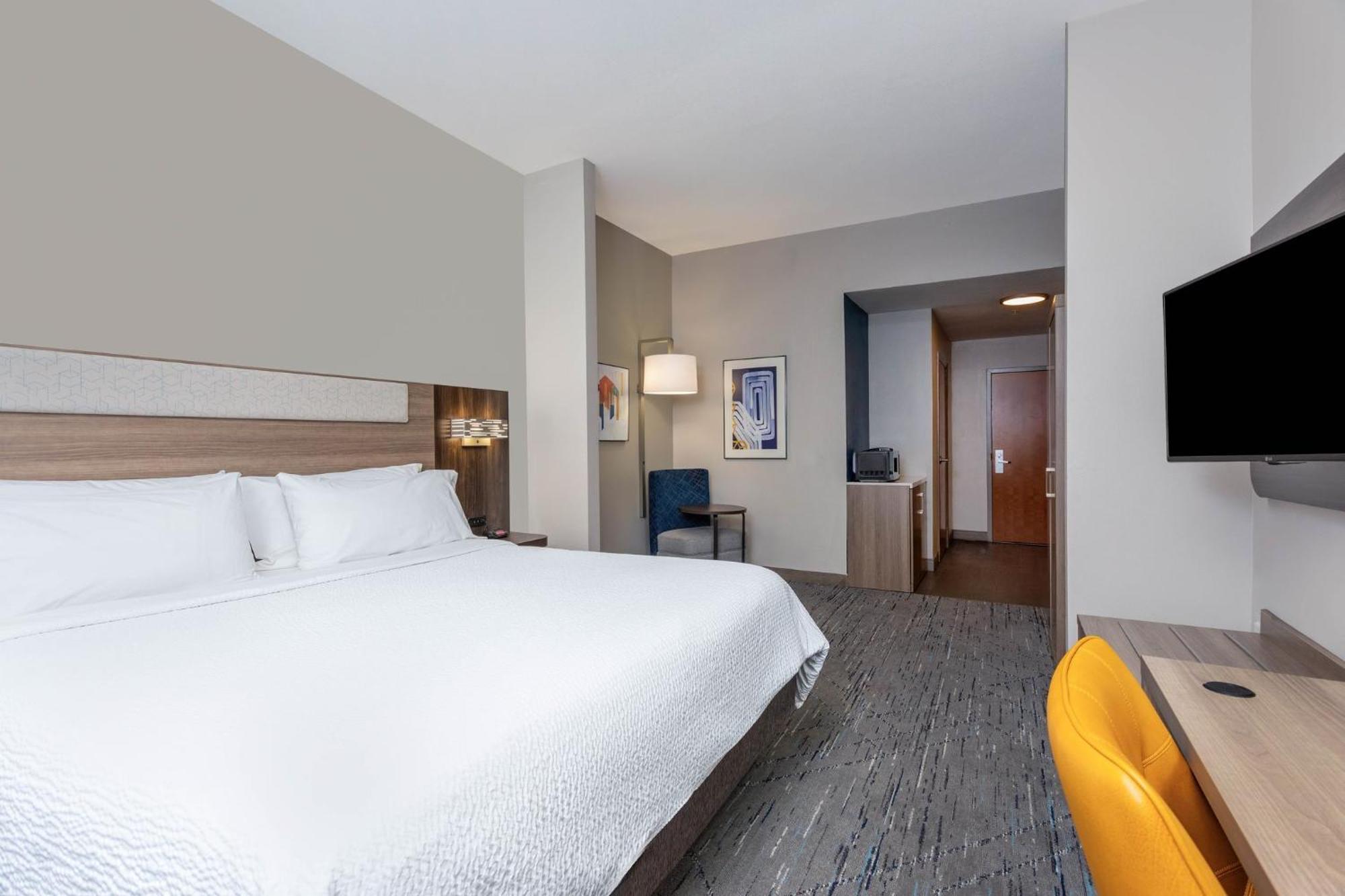 Standard King Room with Roll-in Shower - Mobility Accessible