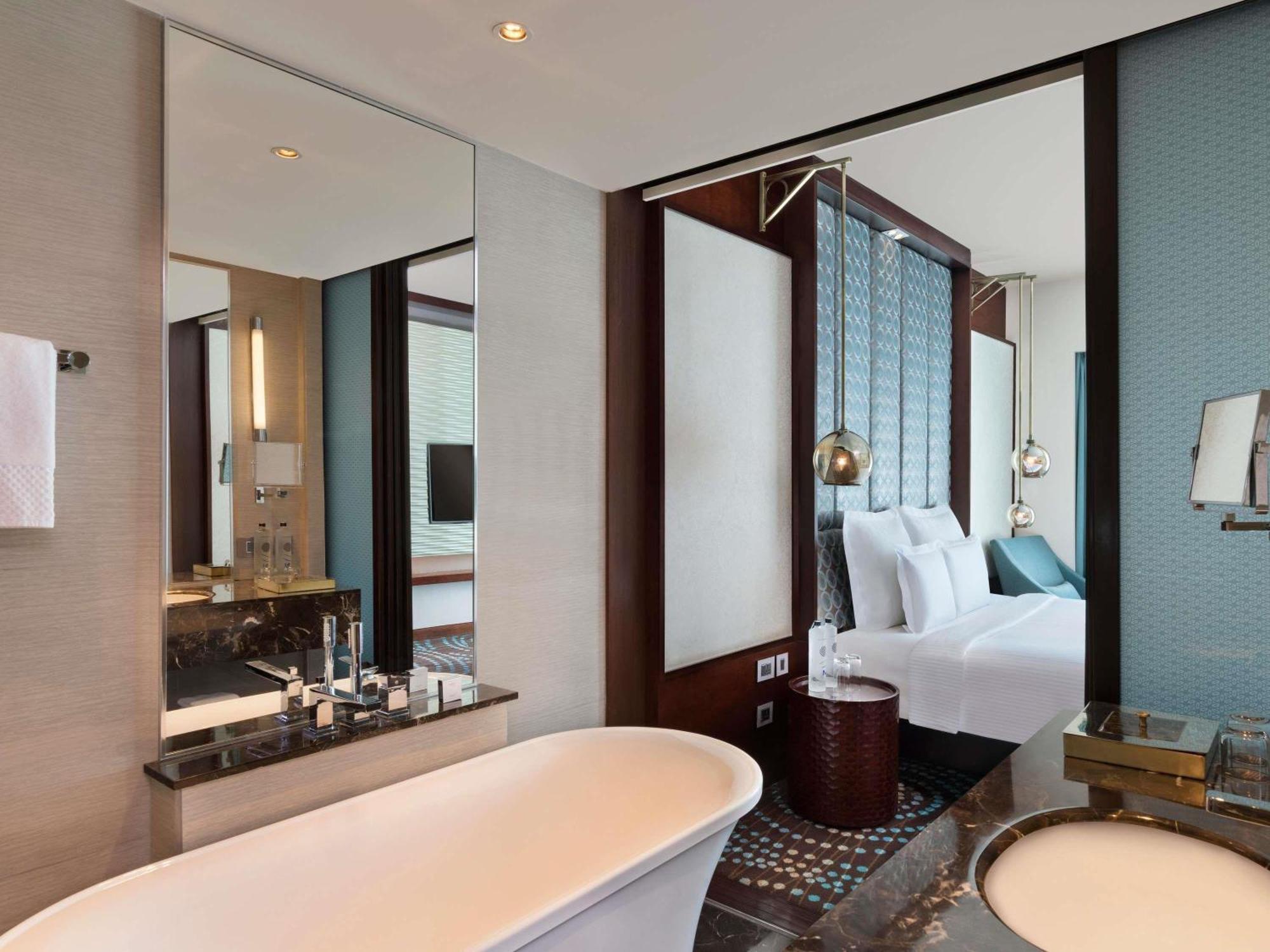 Superior Twin Room Pool View Bathtub