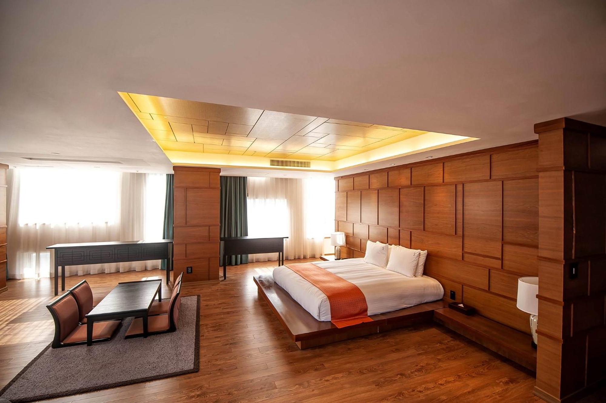One-Bedroom King Suite - Korea Theme