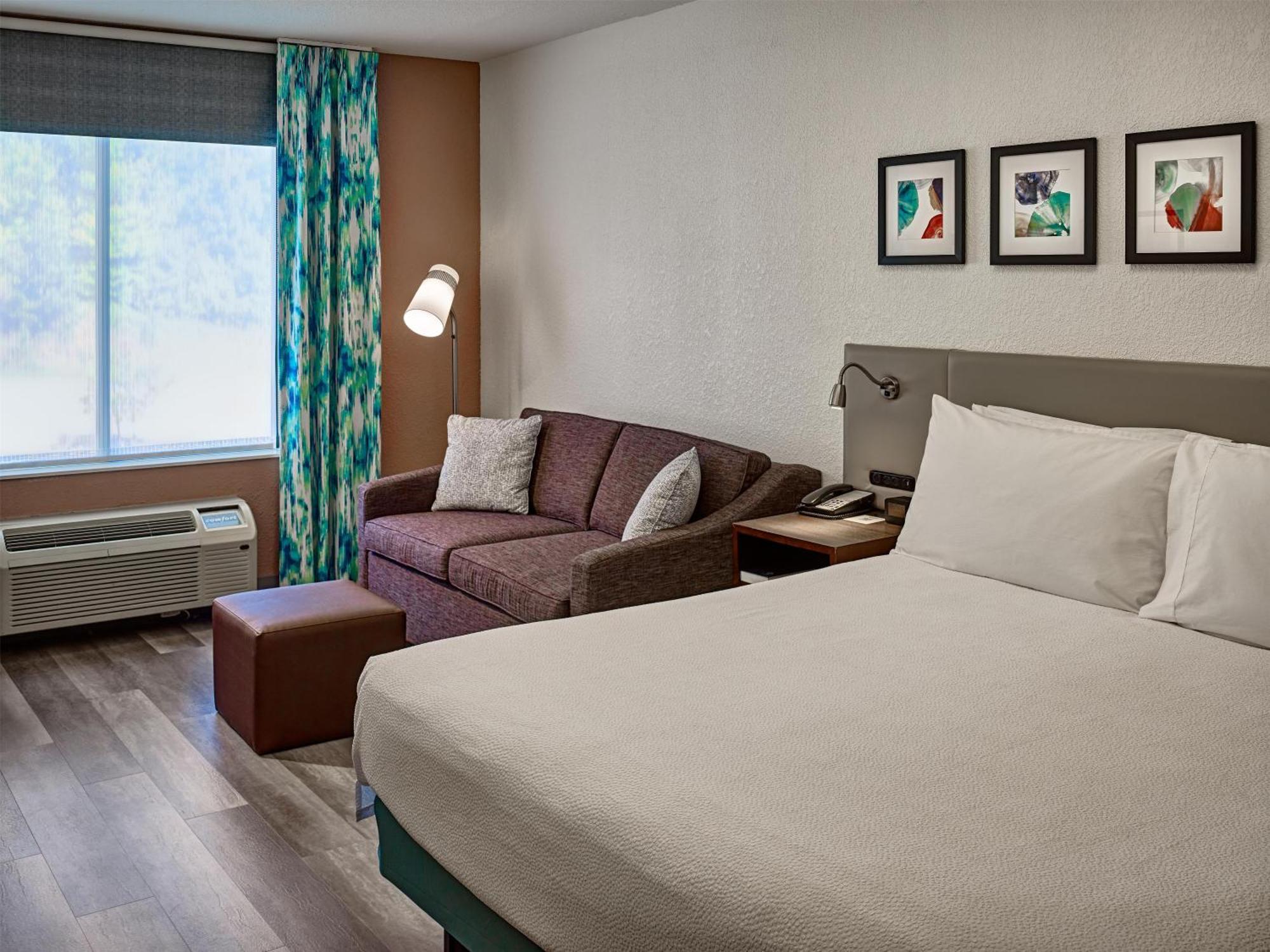 Habitación con cama extragrande.