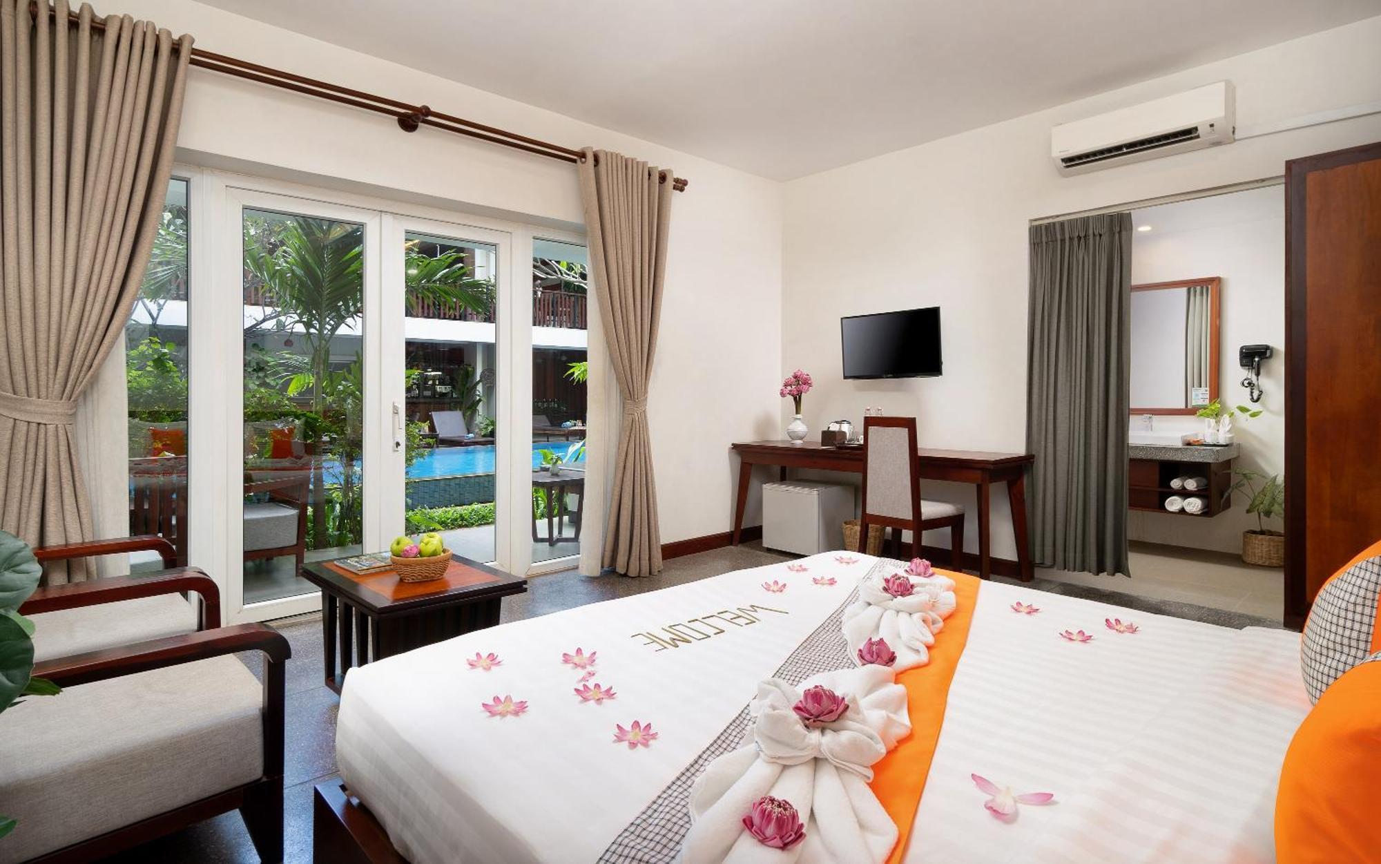 King Suite With Balcony Pool View - Free Pick Up