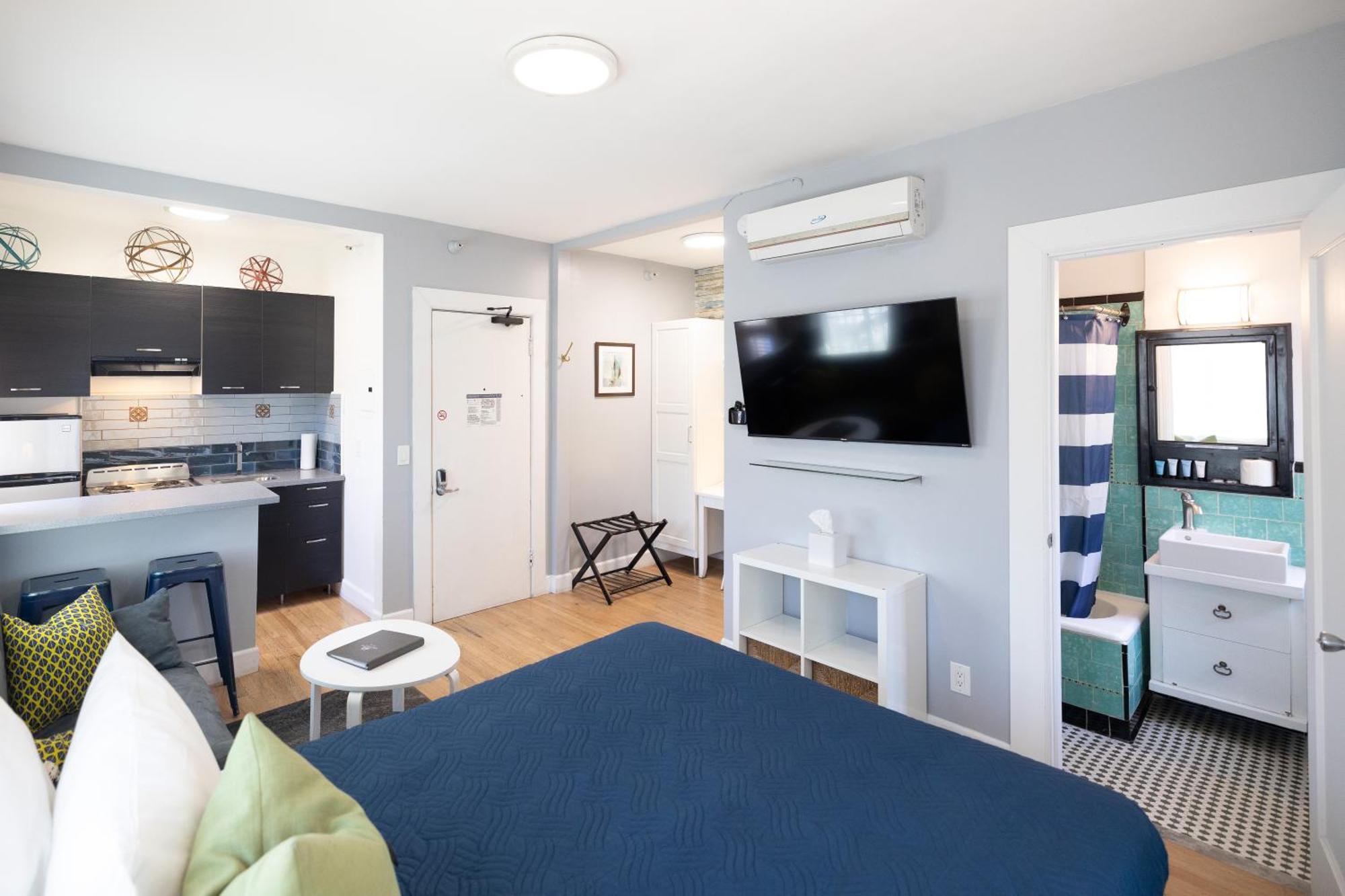 Corner Studio Suite