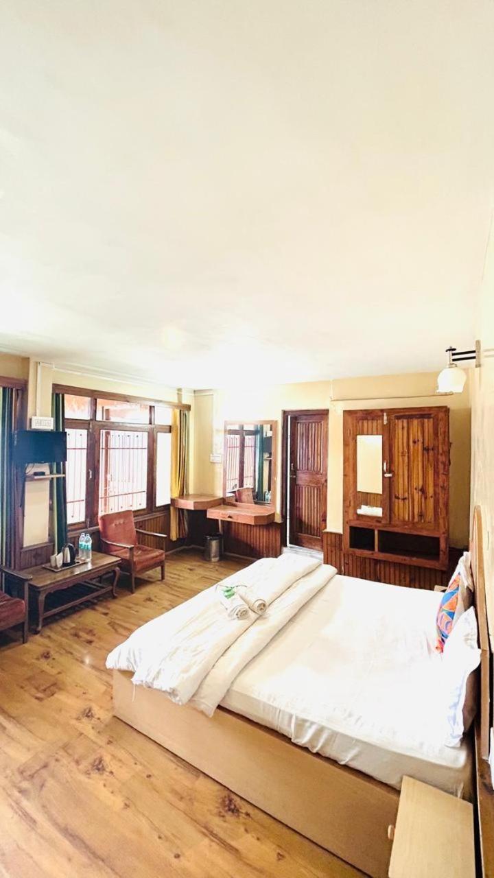 Deluxe Double or Twin Room with Mountain View