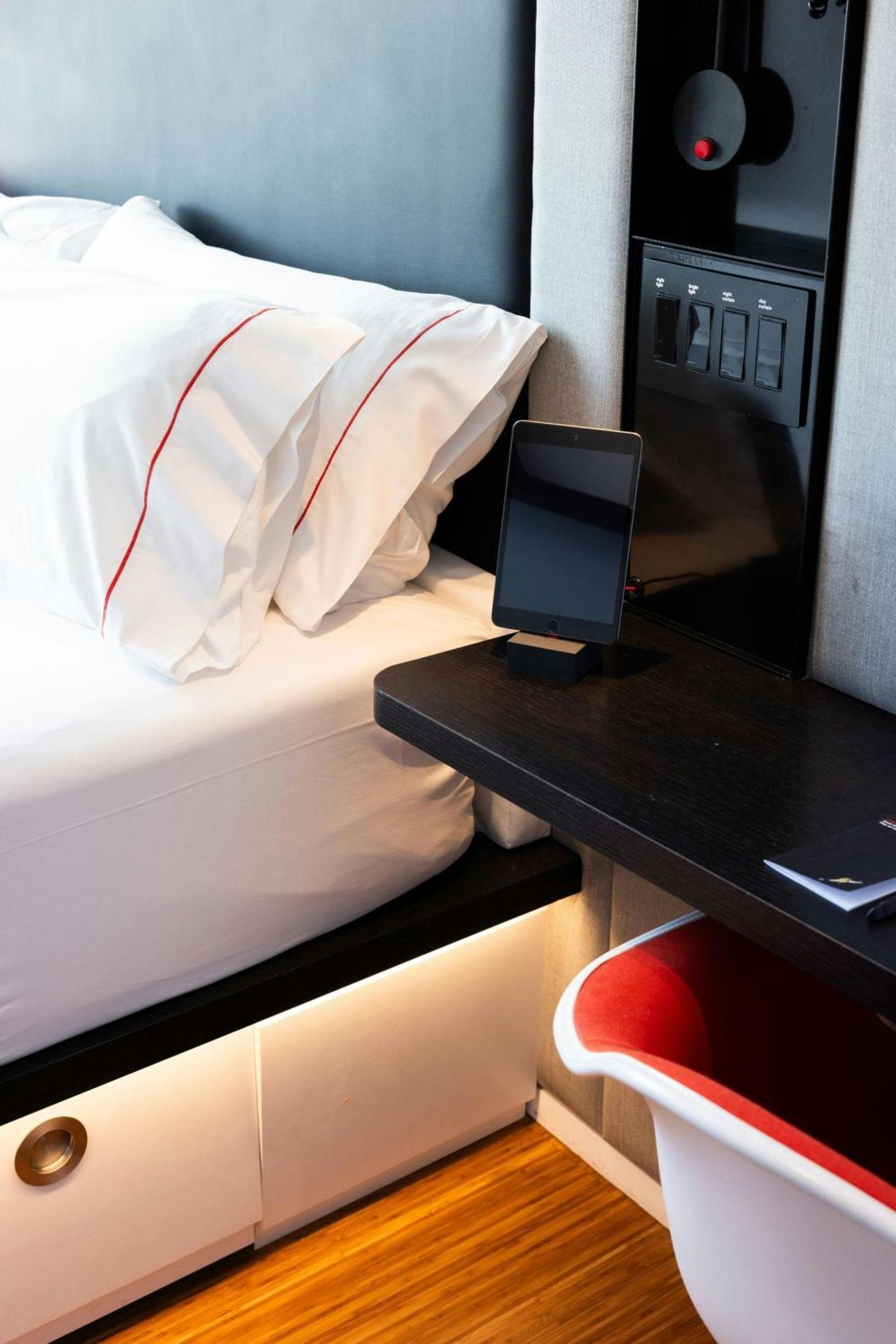 Habitación con cama extragrande.