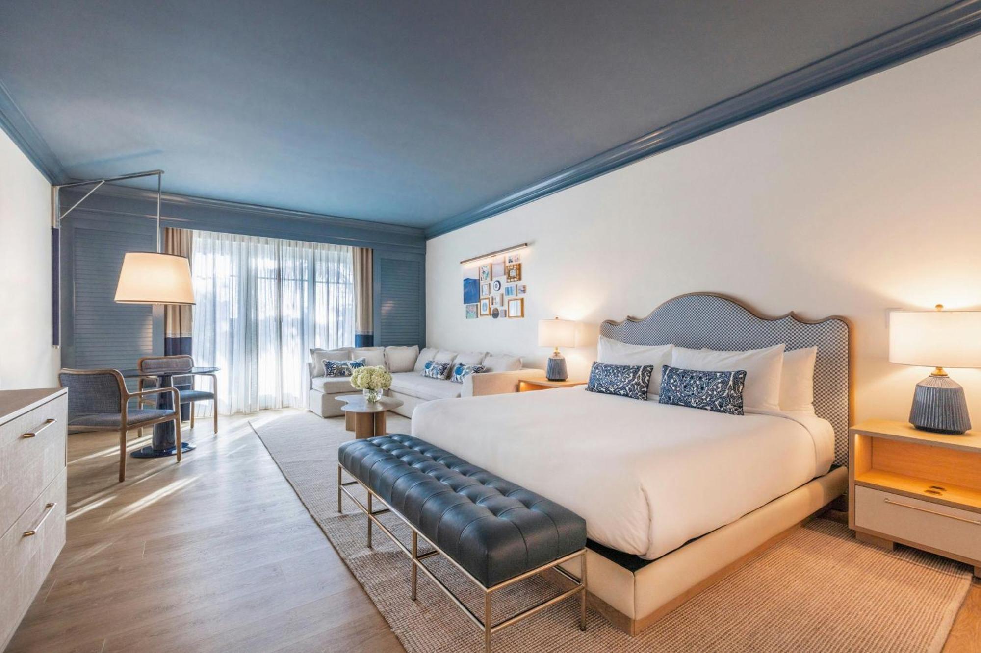 Deluxe King Room Sofa Bed City View