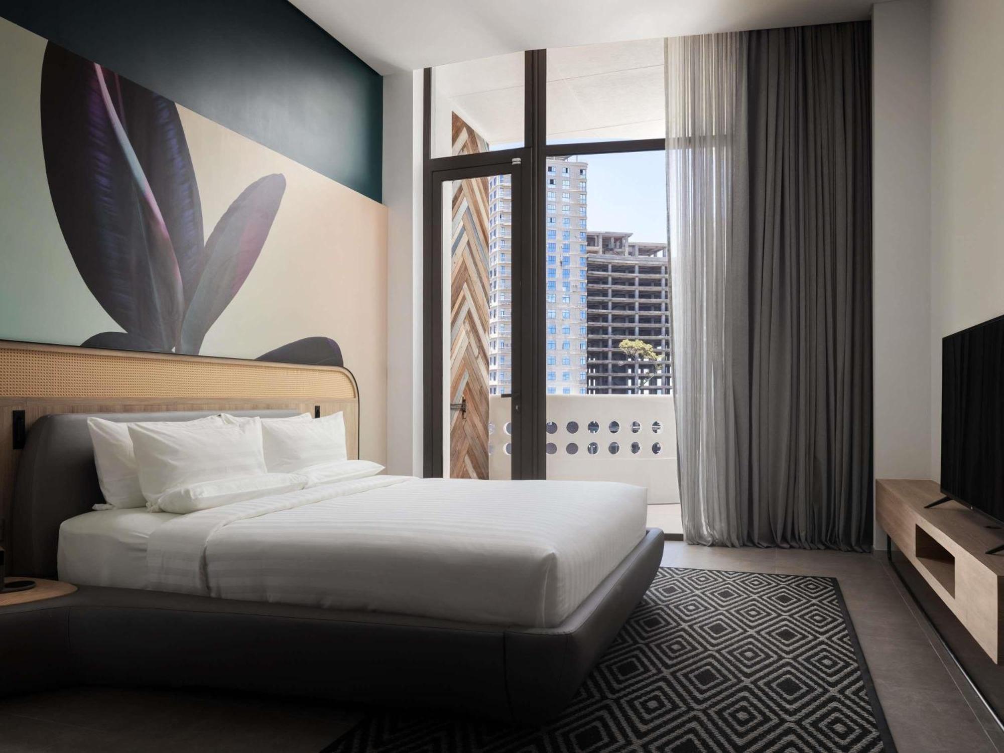 Superior Suite with One Double Bed and Two Single Beds - City View