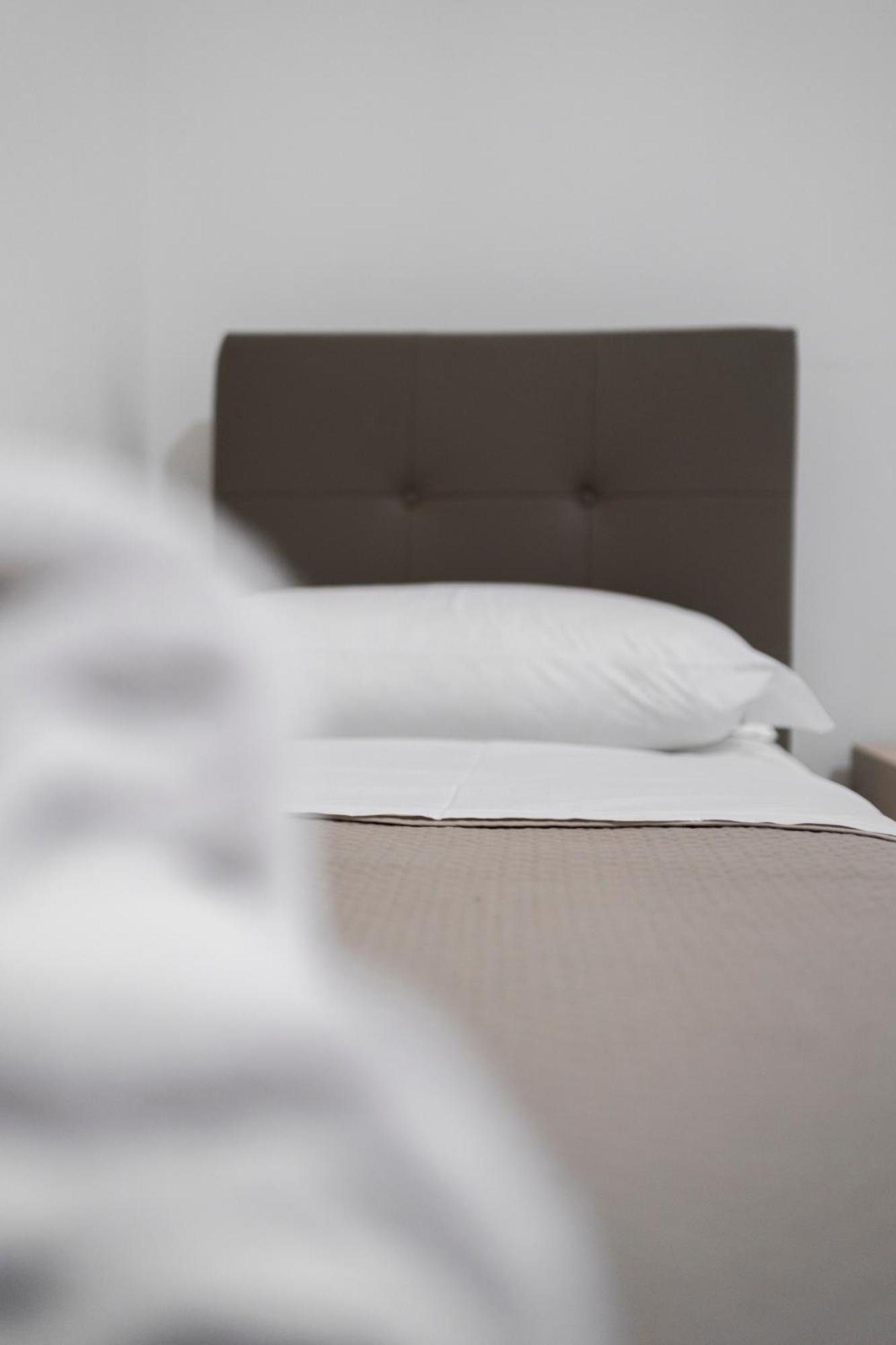 Tweepersoonskamer met 2 Aparte Bedden en Eigen Badkamer