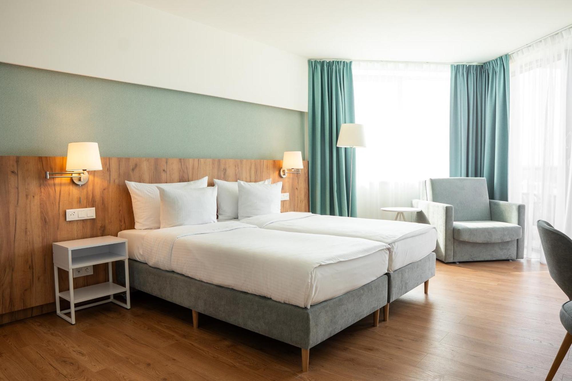 Zimmer mit Kingsize-Bett und Meerblick