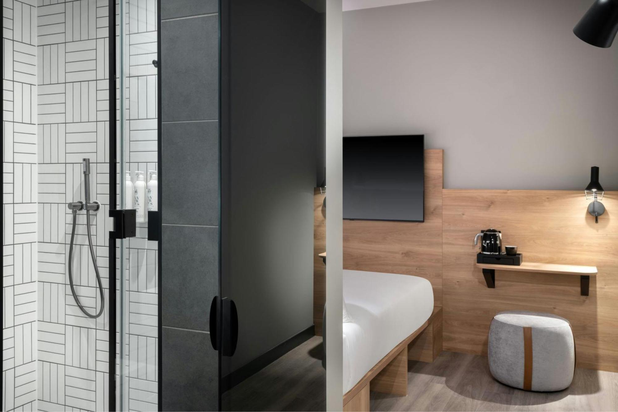 Moxy Queen Room