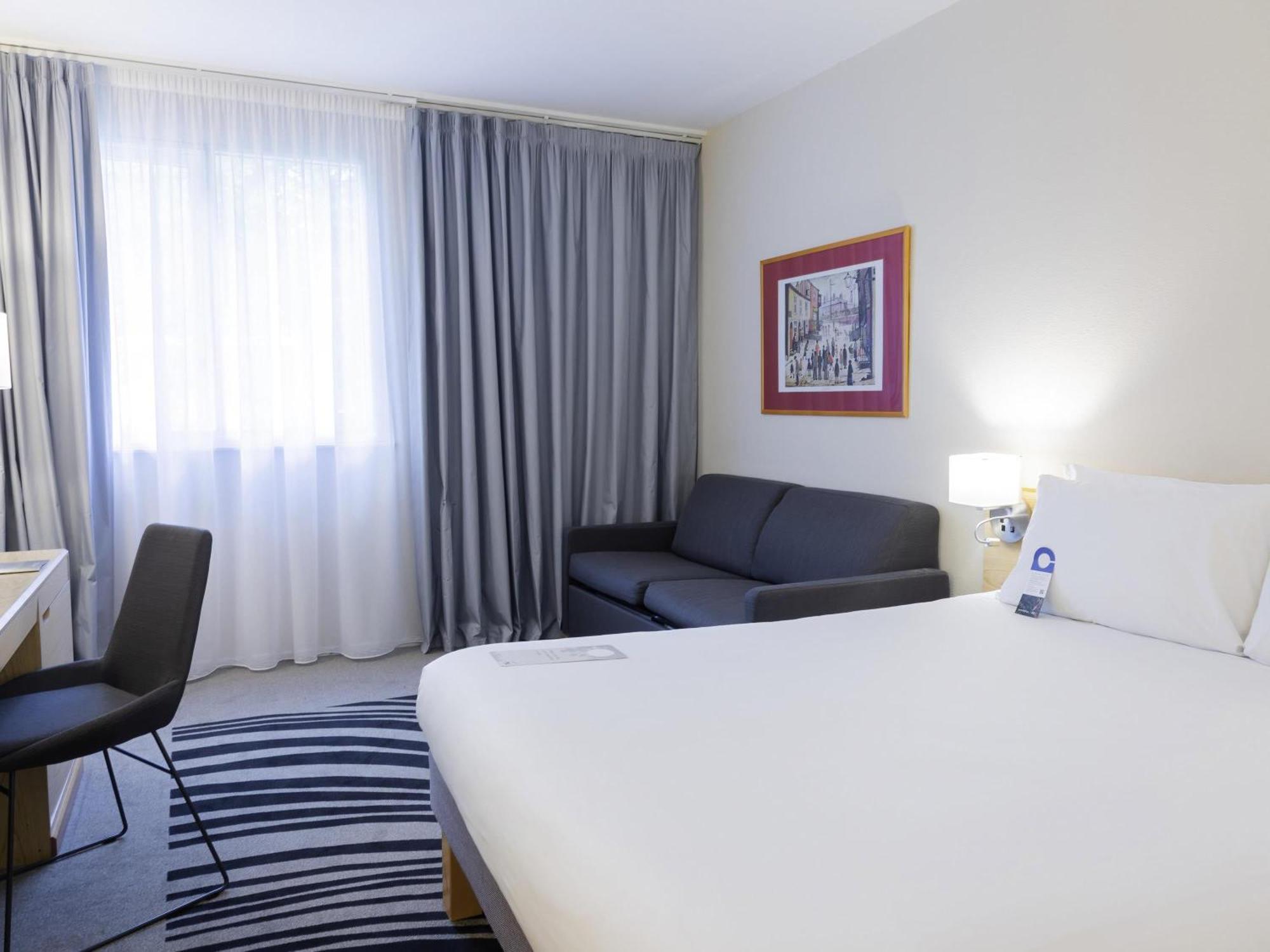 Accessible Room with 1 Queen Bed