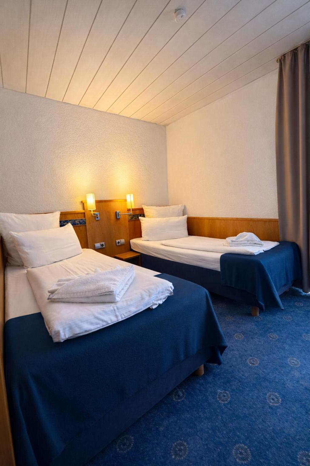 Twin Room,1742576032:JPEG