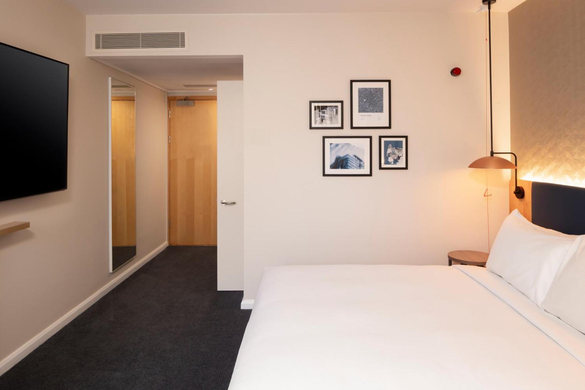 Queen Room River View Mobility Access