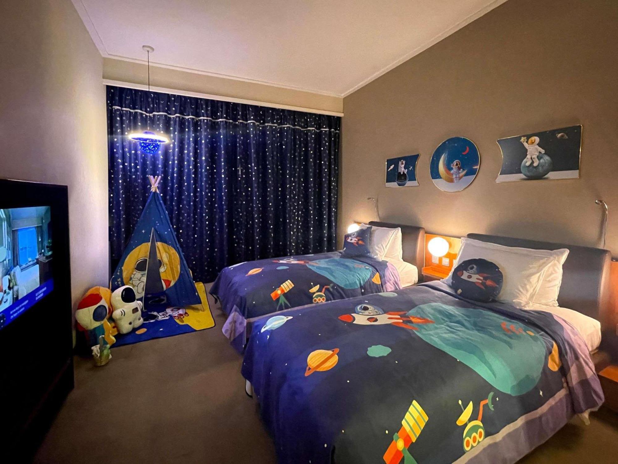Family Room Queen Bed Two Single Beds