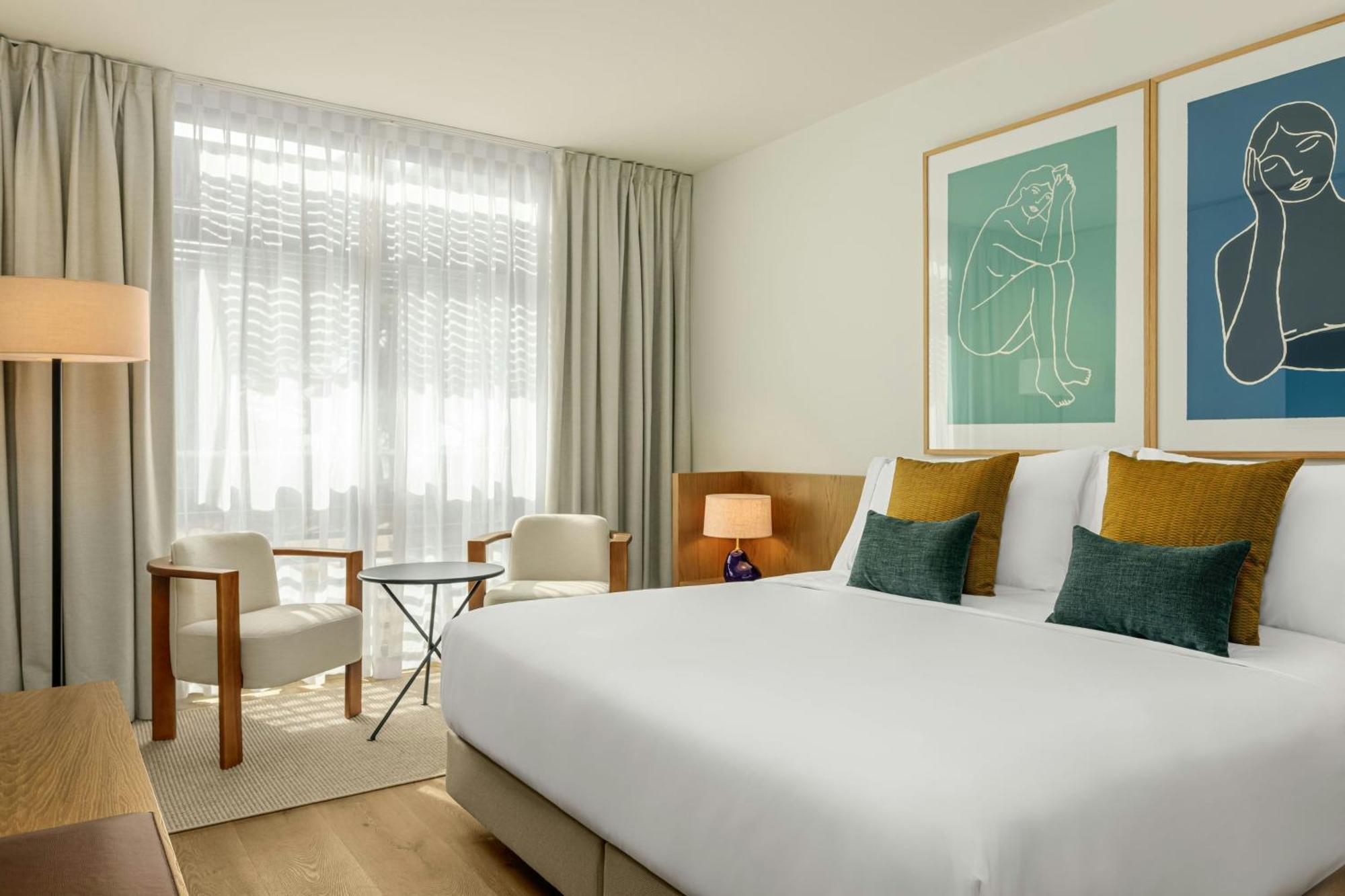 Standard King Room with Garden View