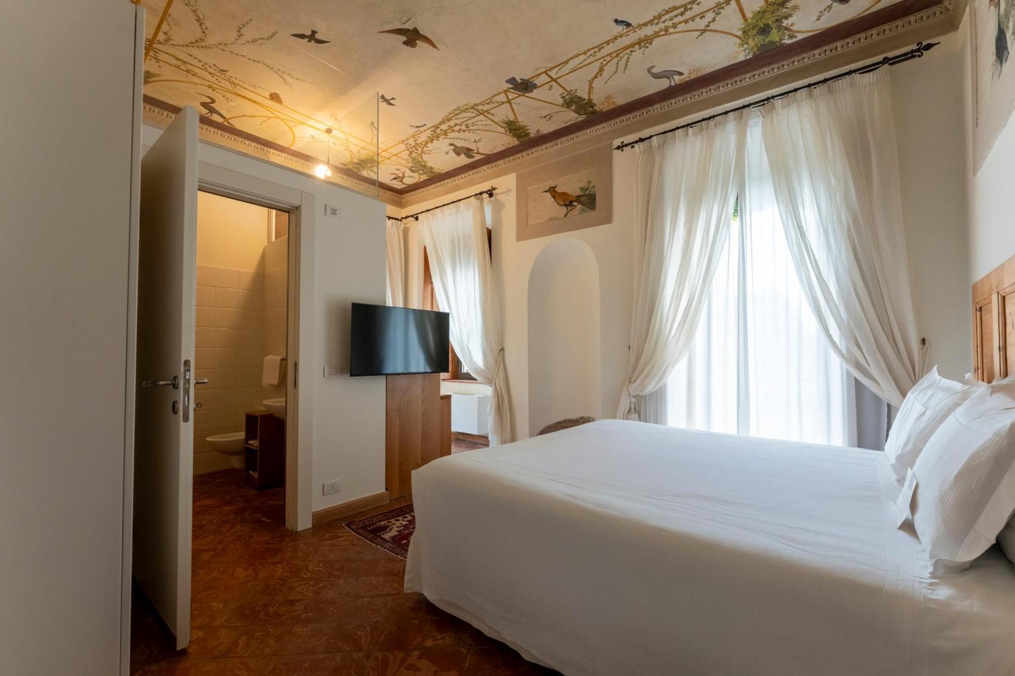 Zimmer mit Queensize-Bett und Gartenblick