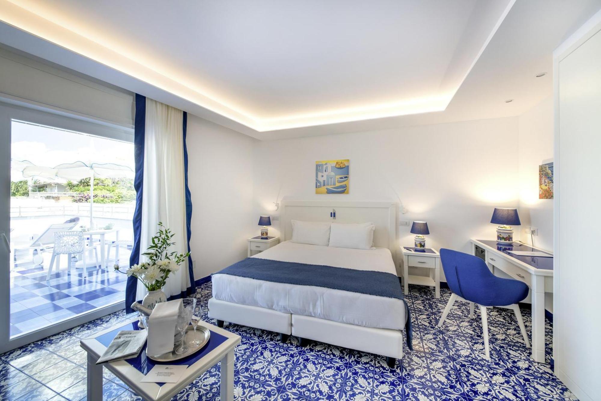 Junior King Suite with Sofa Bed and Terrace - Sea View/Non-Smoking
