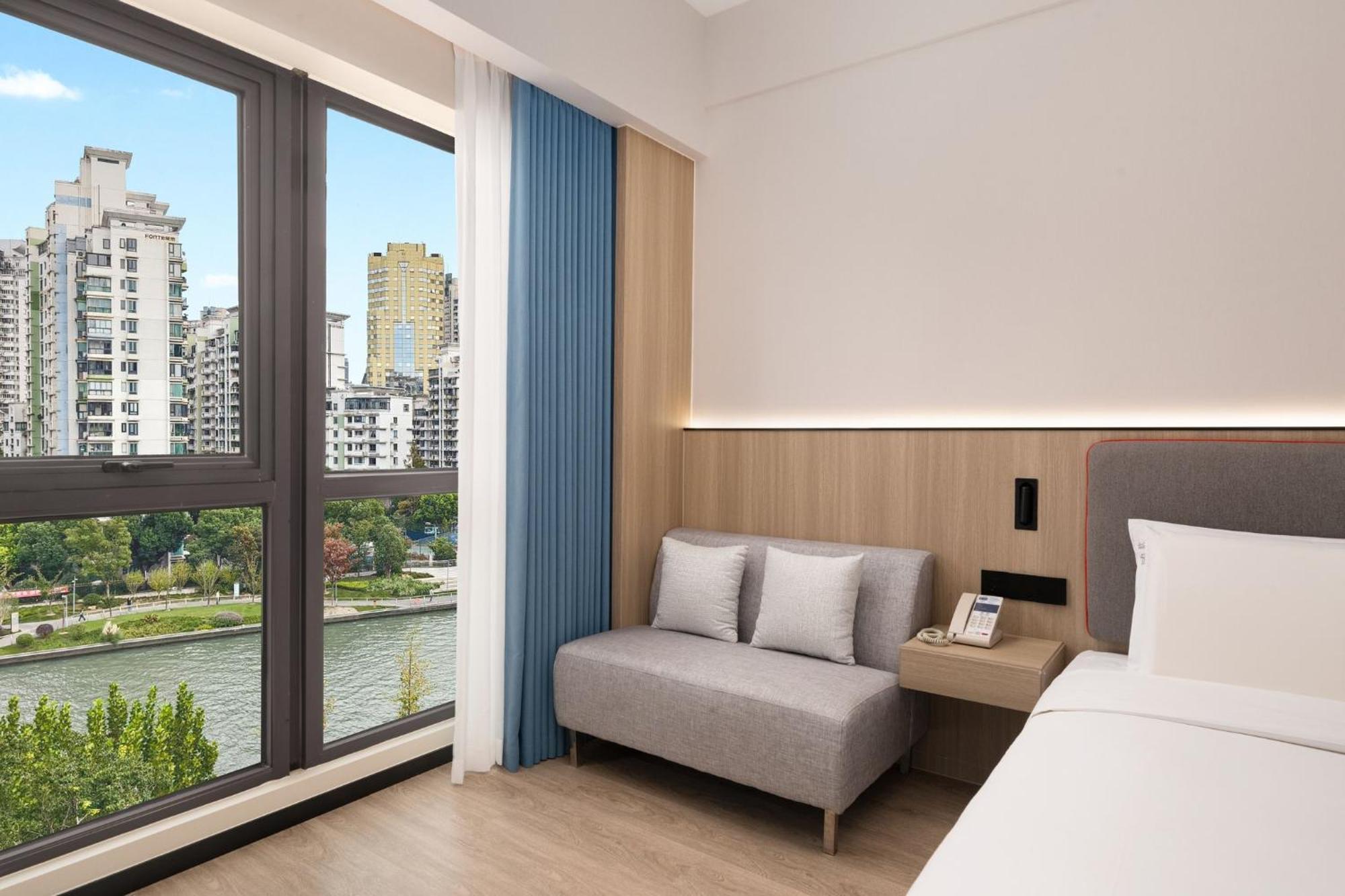 Standard King Room River View