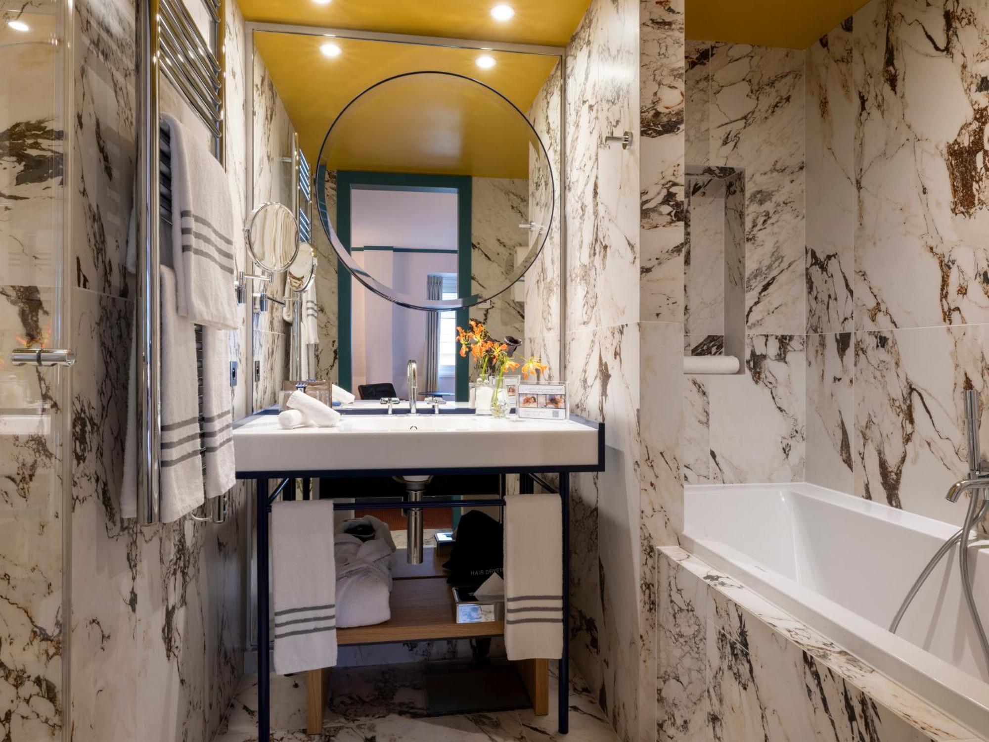 Suite Bottle of Champagne Spa & Fitness Access