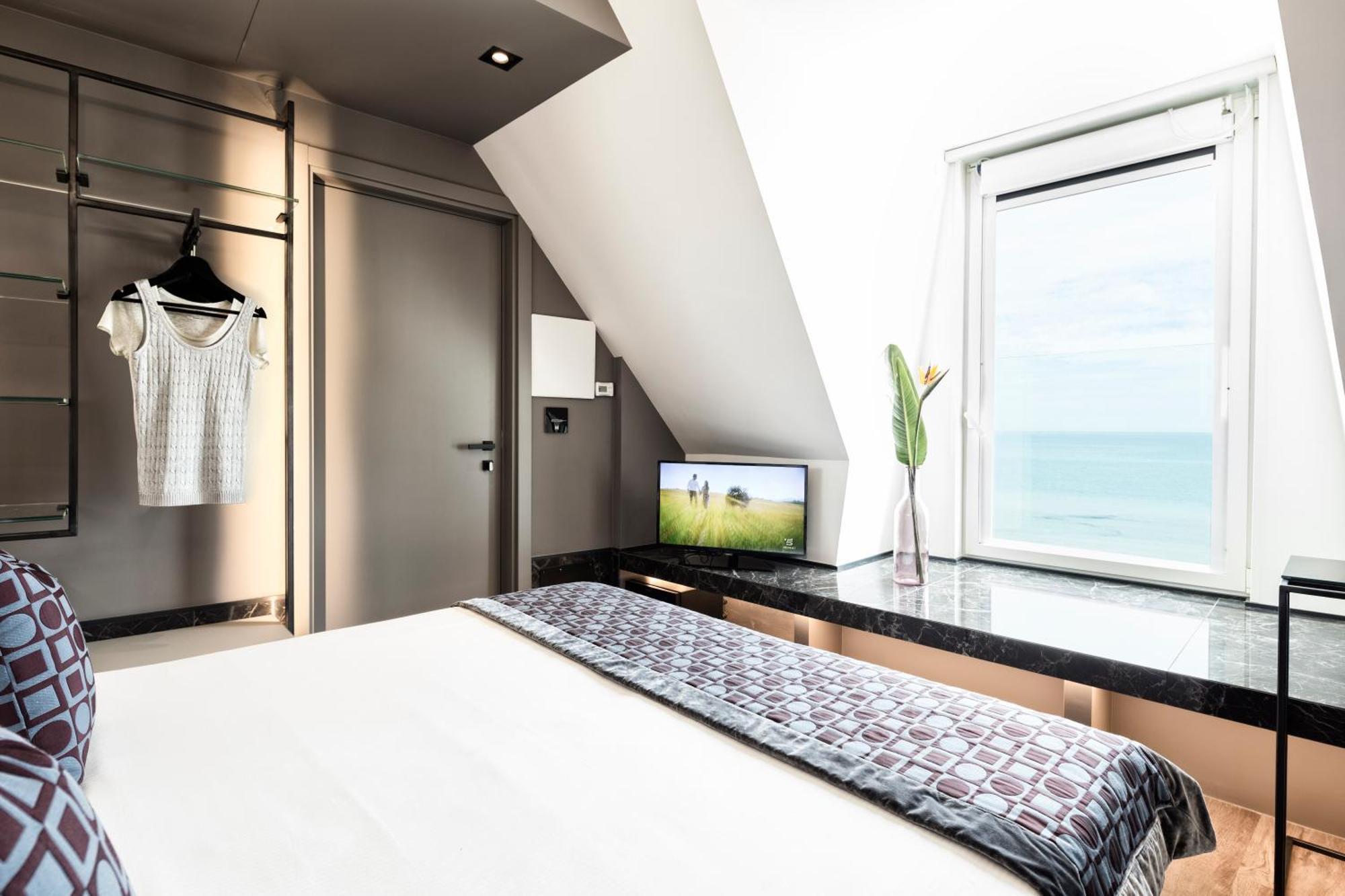 Smart Room Sea Front Window No Balcony
