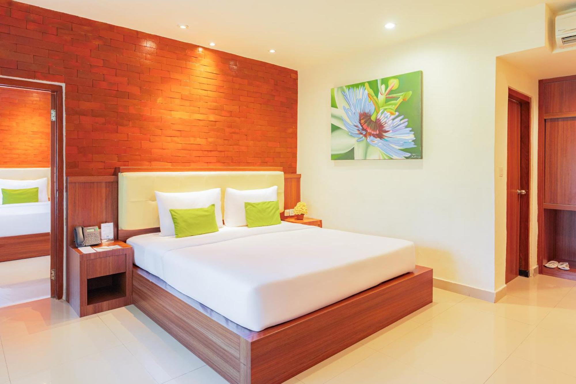 Interconnecting Deluxe Room Pool View