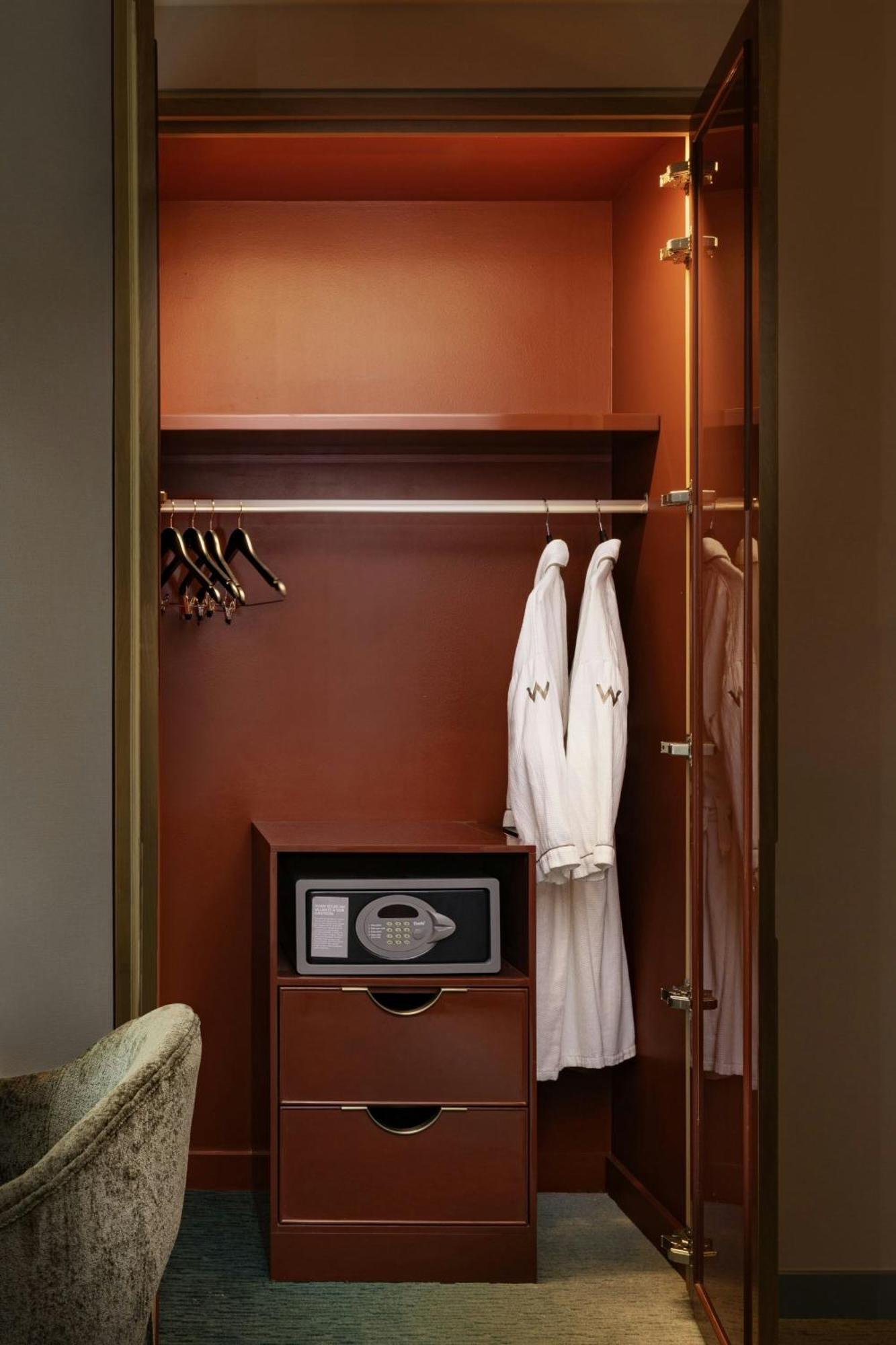 Magnifique Chambre 2 Lits Queen-Size et Douche Accessible en Fauteuil Roulant - Adaptée aux Personnes à Mobilité Réduite et Malentendantes - Vue Partielle sur Rivière