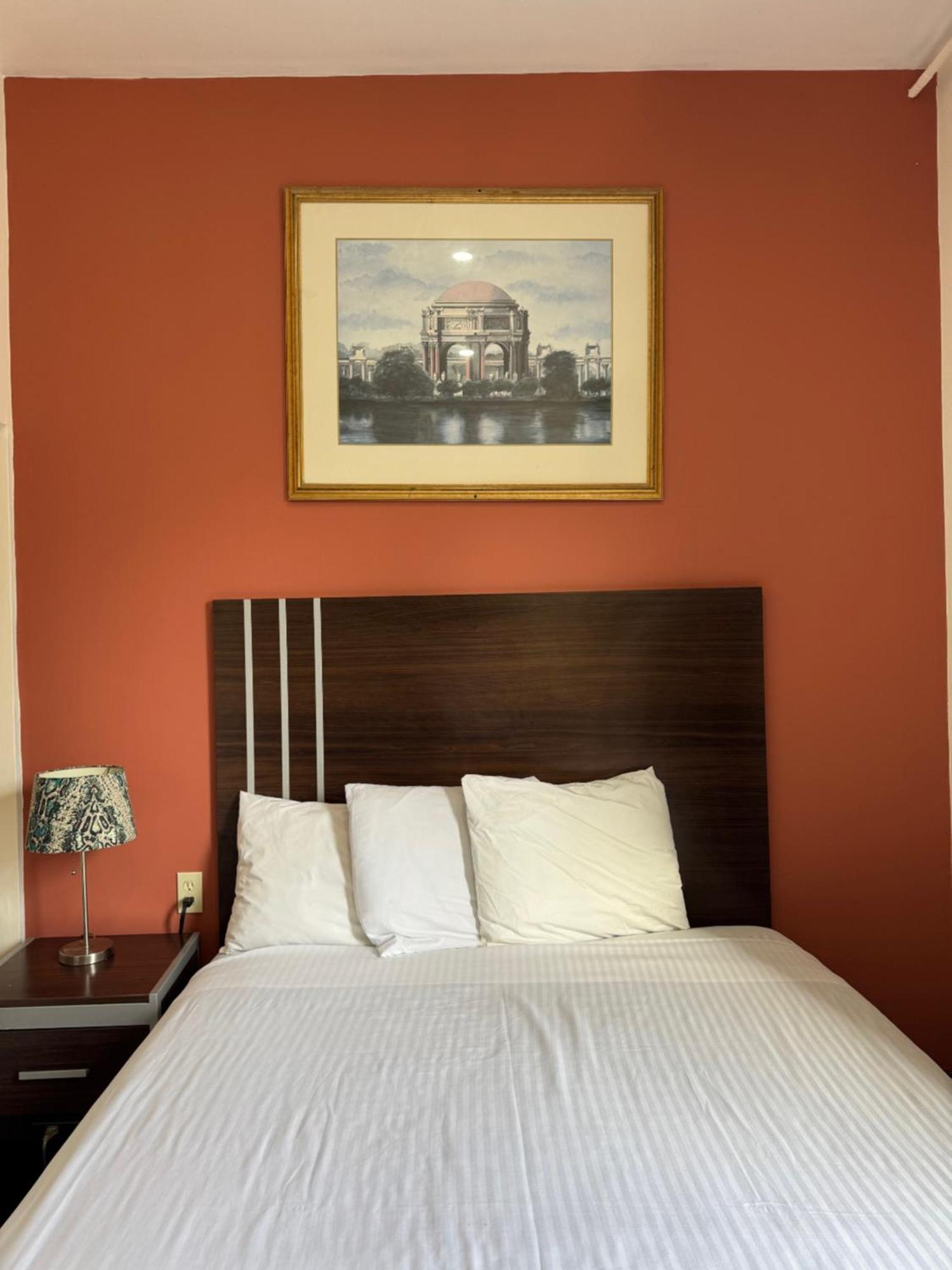 Renovated 1 Queen Bed Private Bathroom Non Smoking