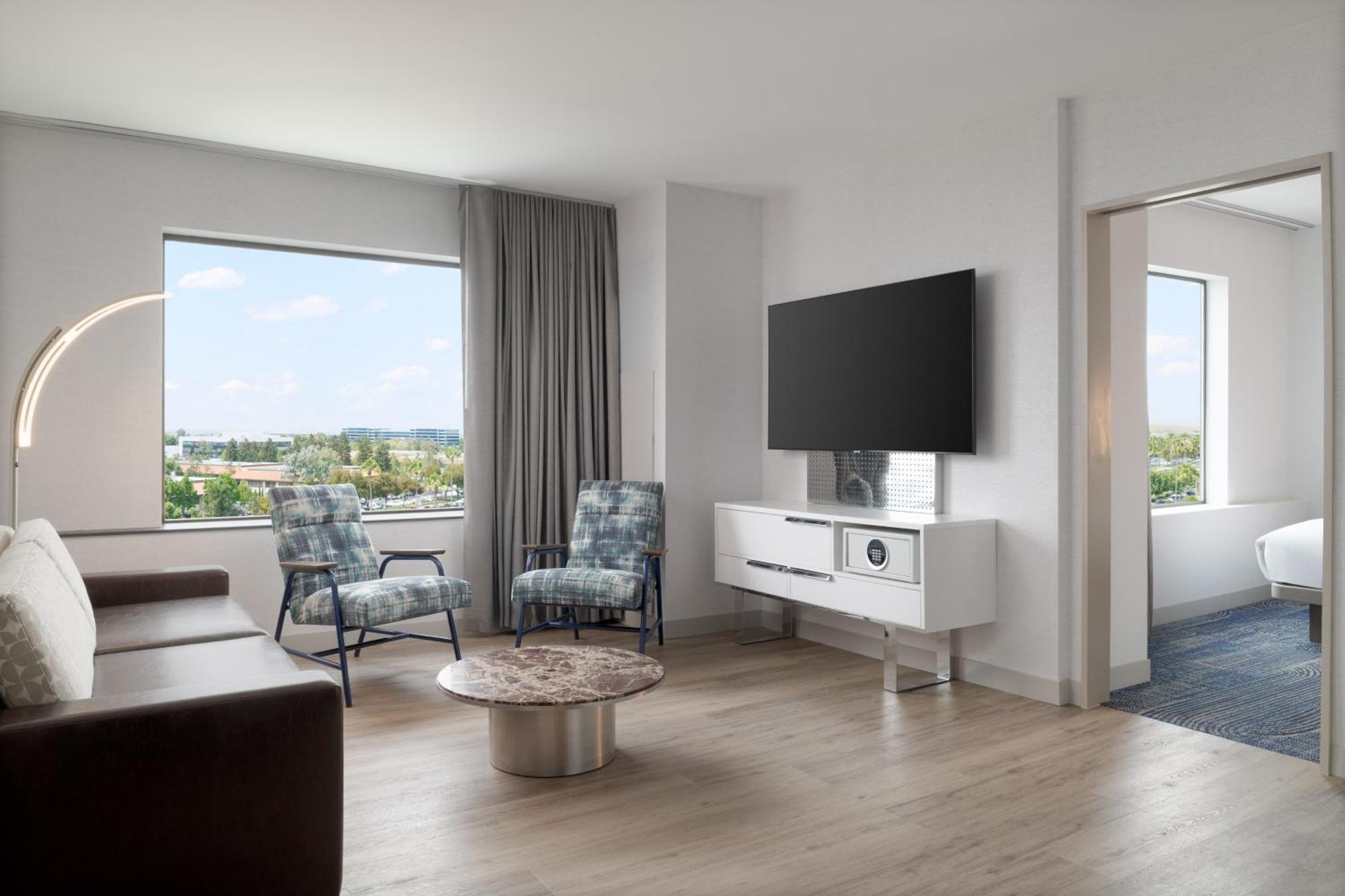 One-Bedroom King Junior Suite with City View