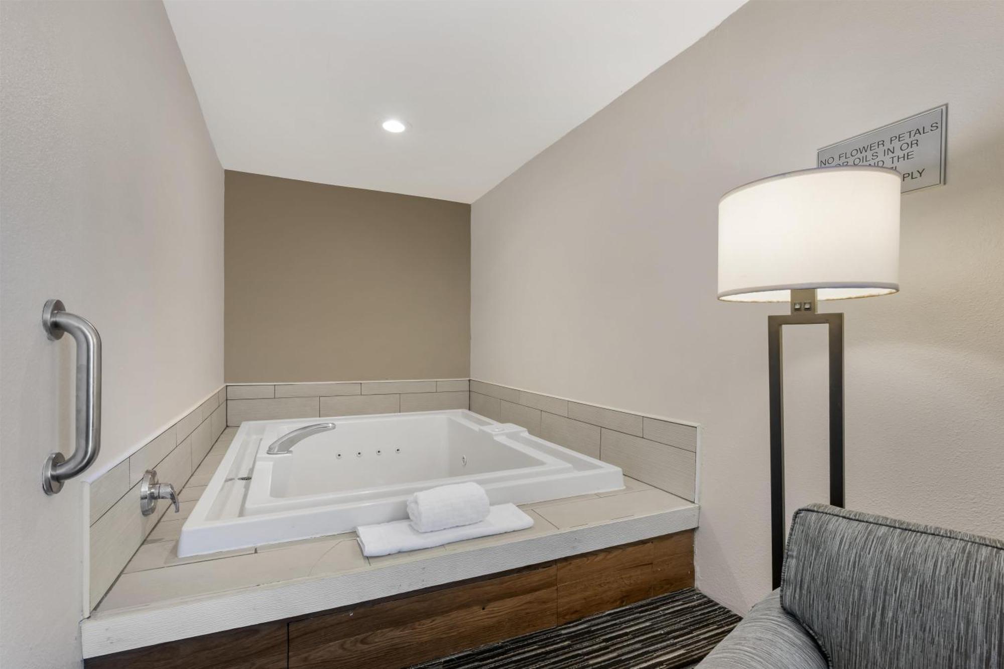 Zimmer mit Kingsize-Bett und Whirlpool-Badewanne - Nichtraucher