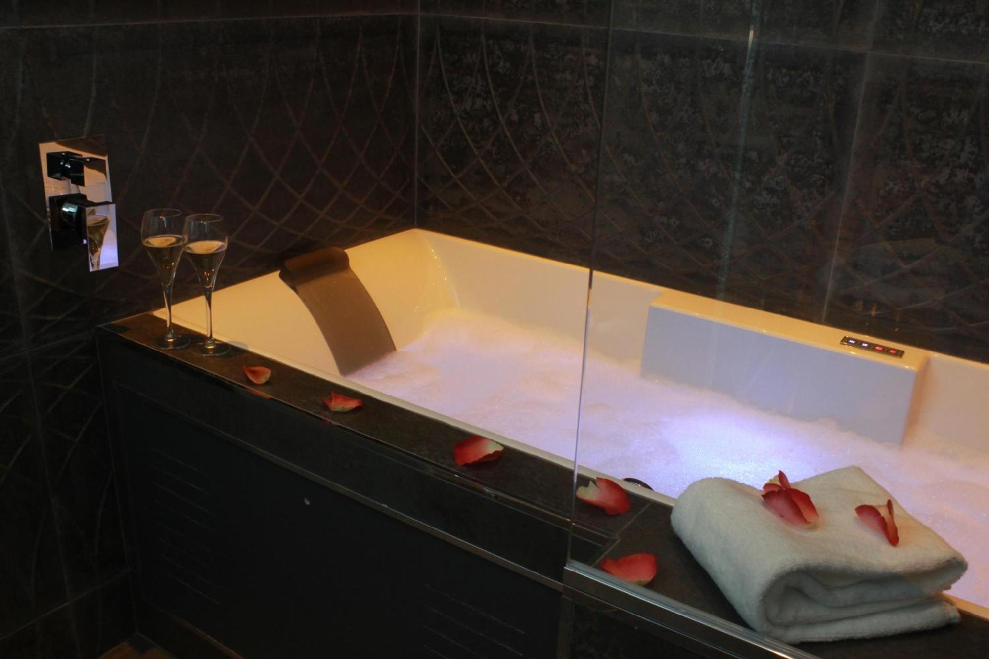 Double Room Tour Eiffel Spa Bath