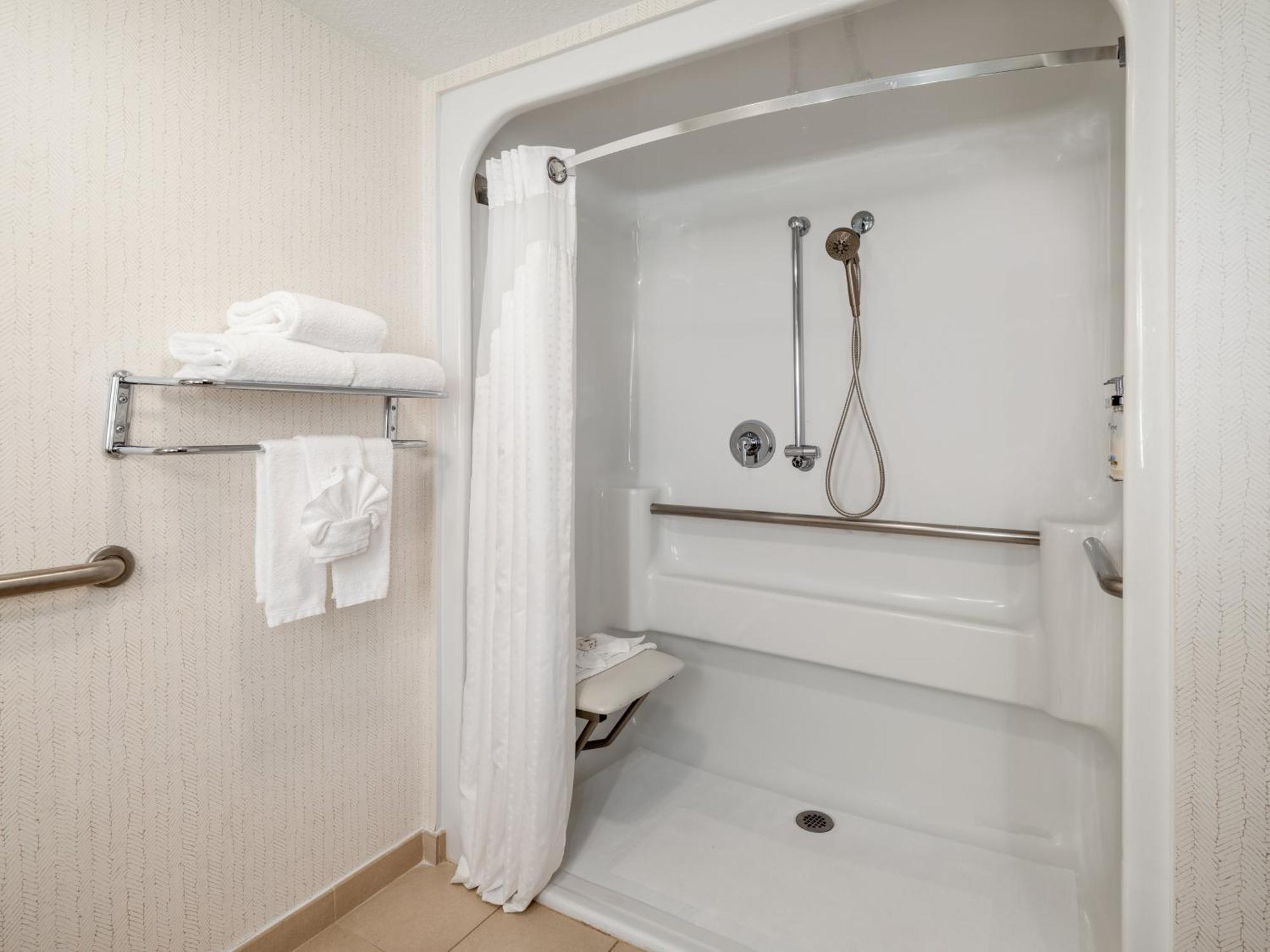 One-Bedroom King Room with Roll-in Shower - Hearing Accessible - Non-Smoking