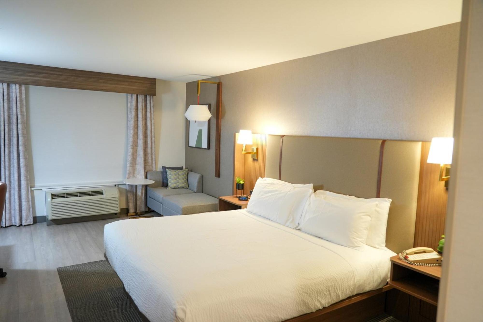 Standard King Room Mobility Accessible,1742660185:JPEG