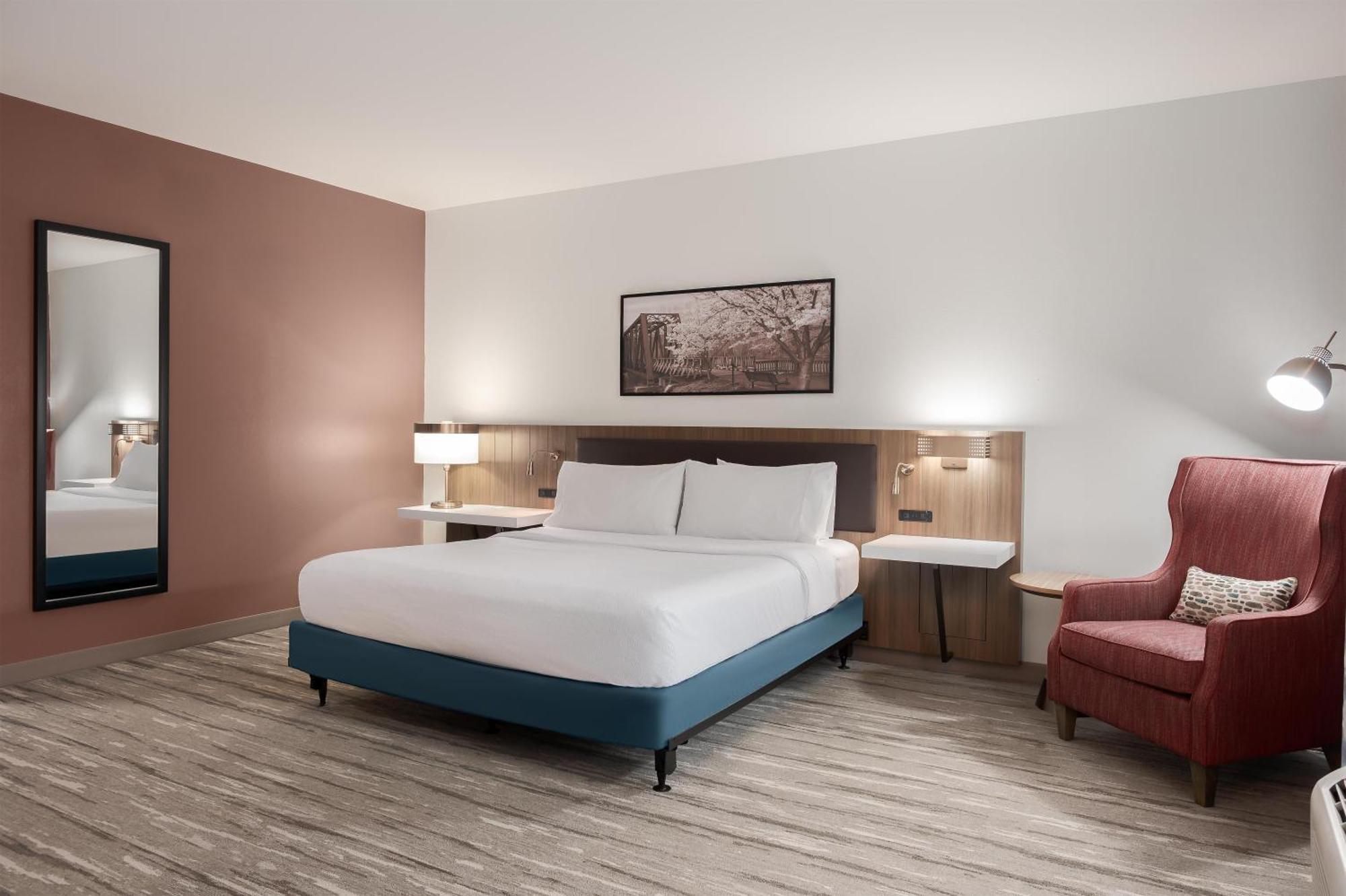 King Room with Roll-In Shower - Mobility/Hearing Accessible