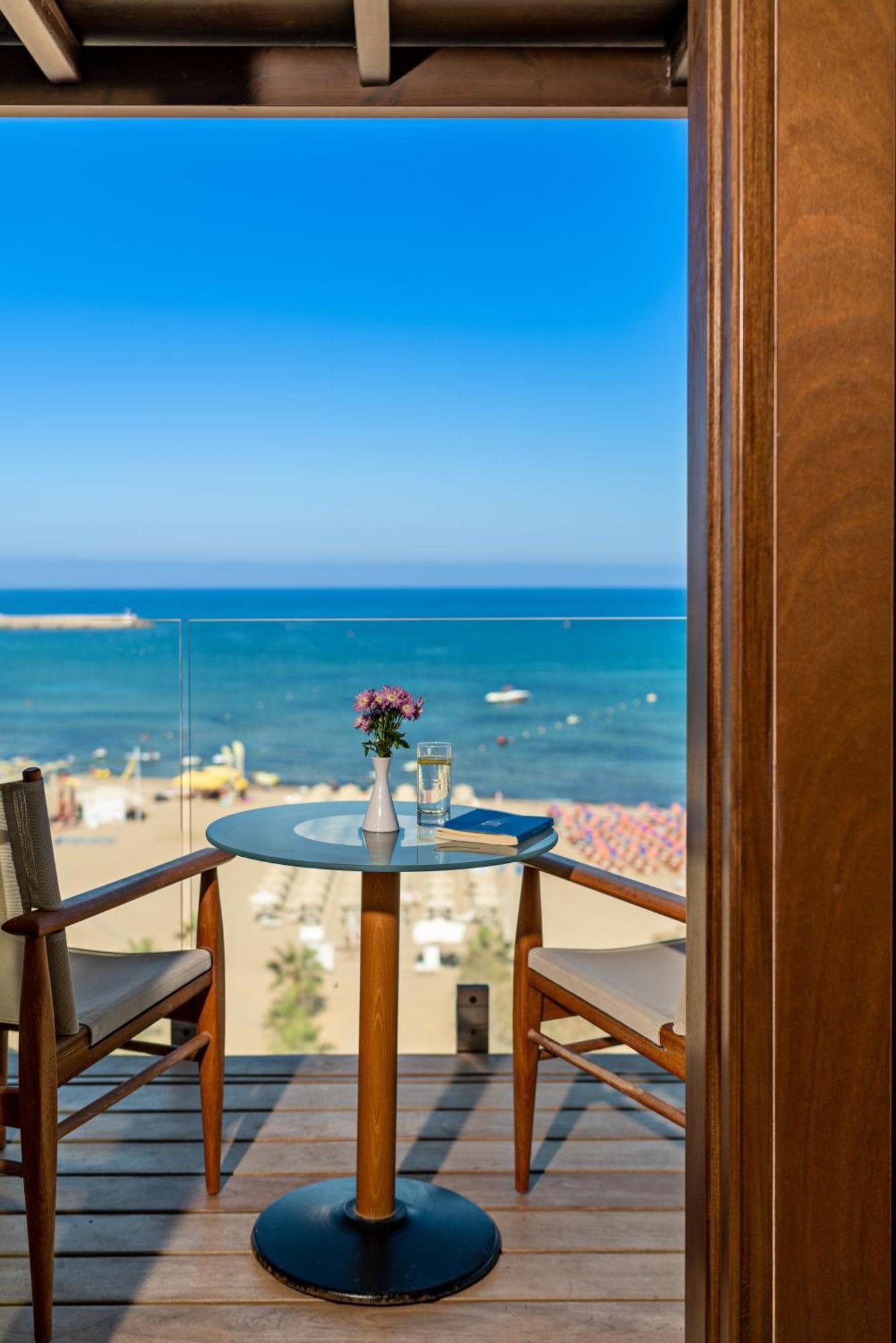 Deluxe Suite with Sea View,1742672372:JPEG