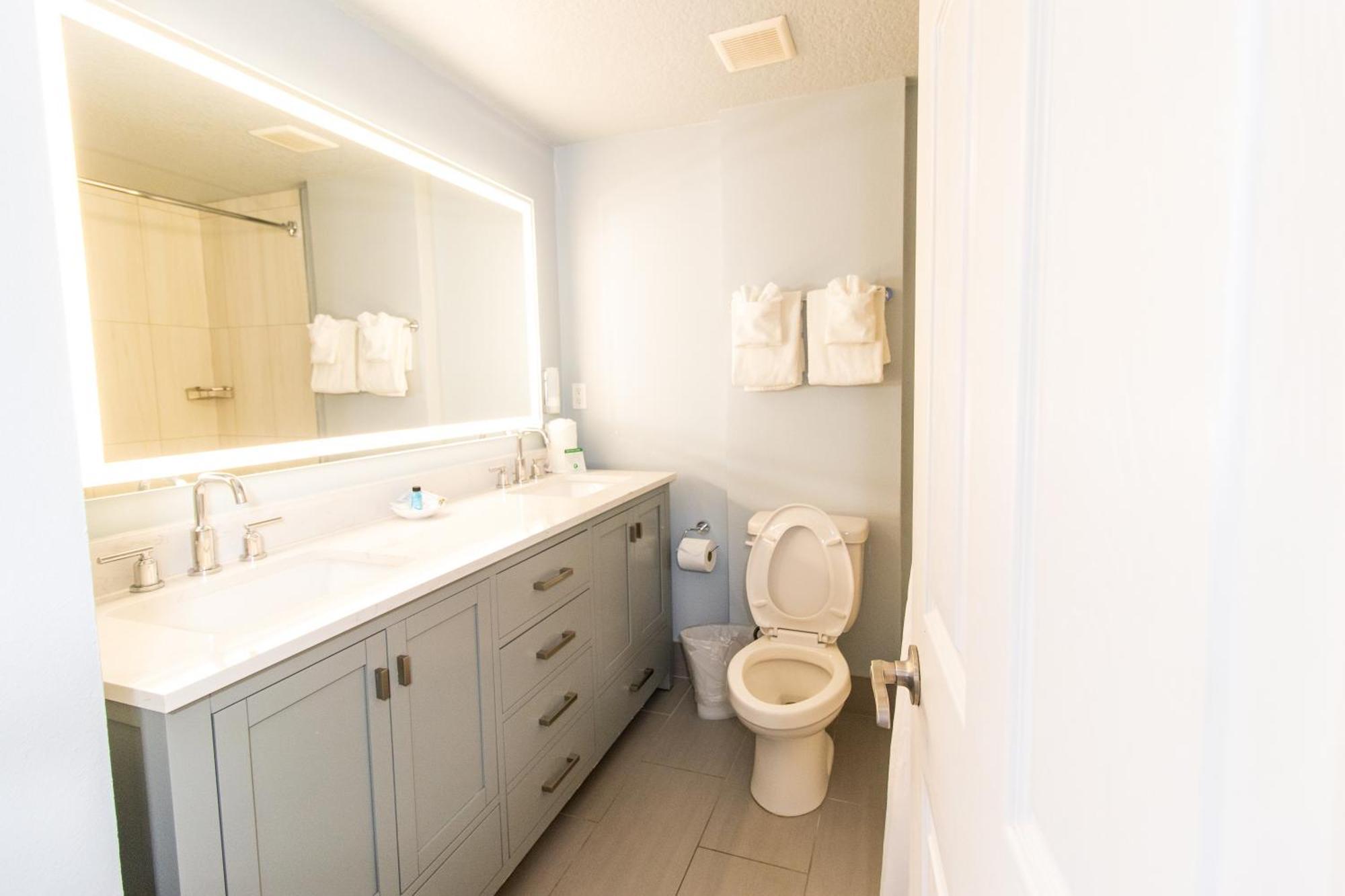 Deluxe Queen Suite