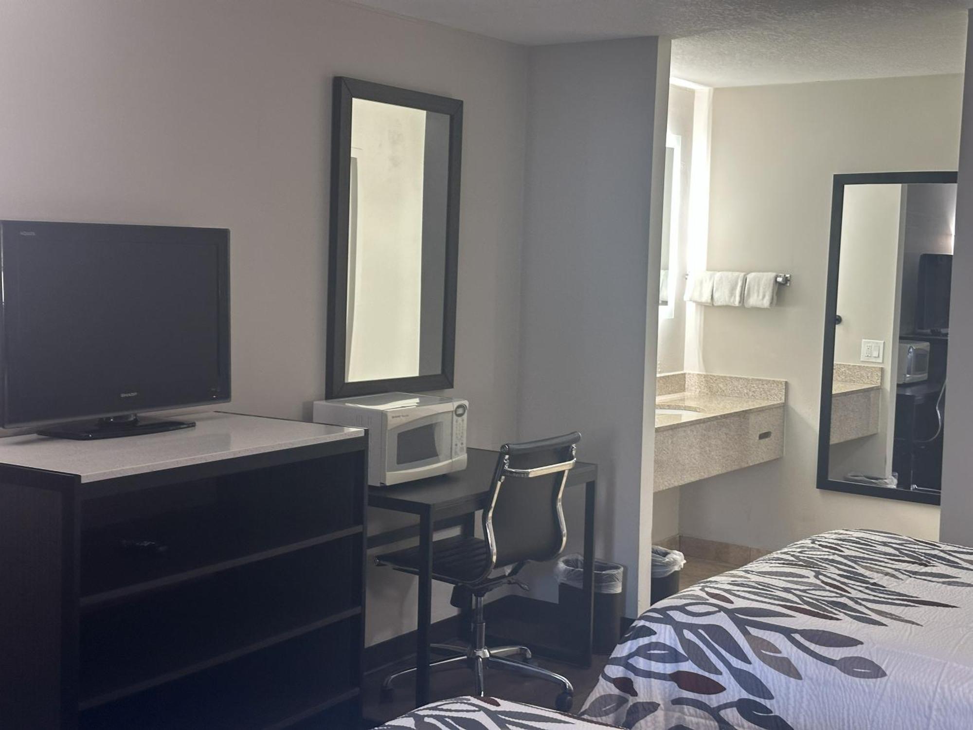 Deluxe Room with Two Double Beds Disability Access Roll-In Shower Non-Smoking