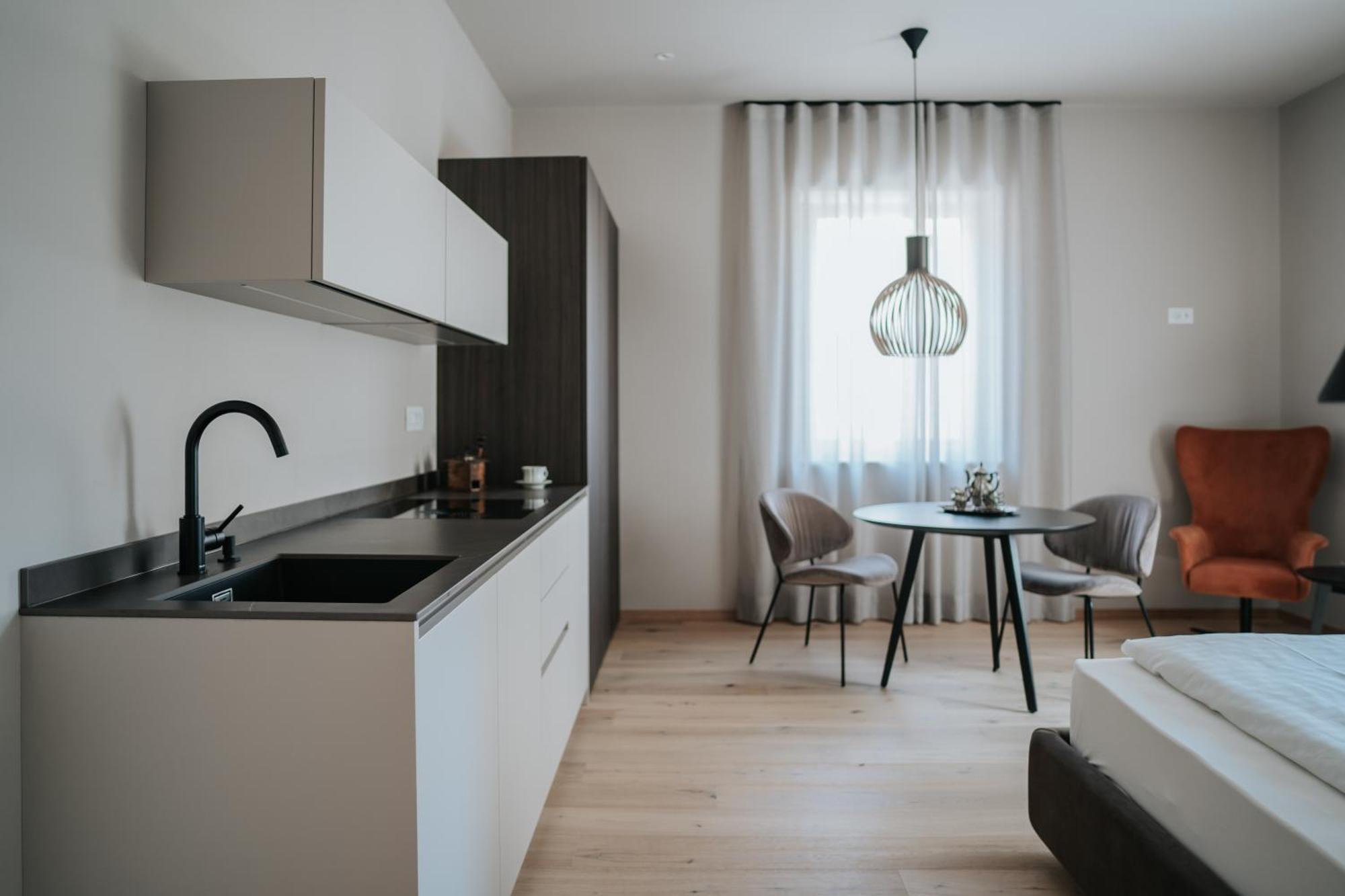 Apartment with Mountain View